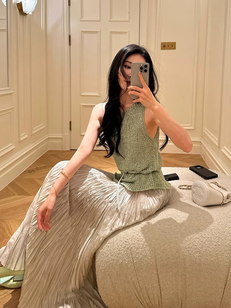 光澤感壓褶長裙+簍空上衣(附腰帶)