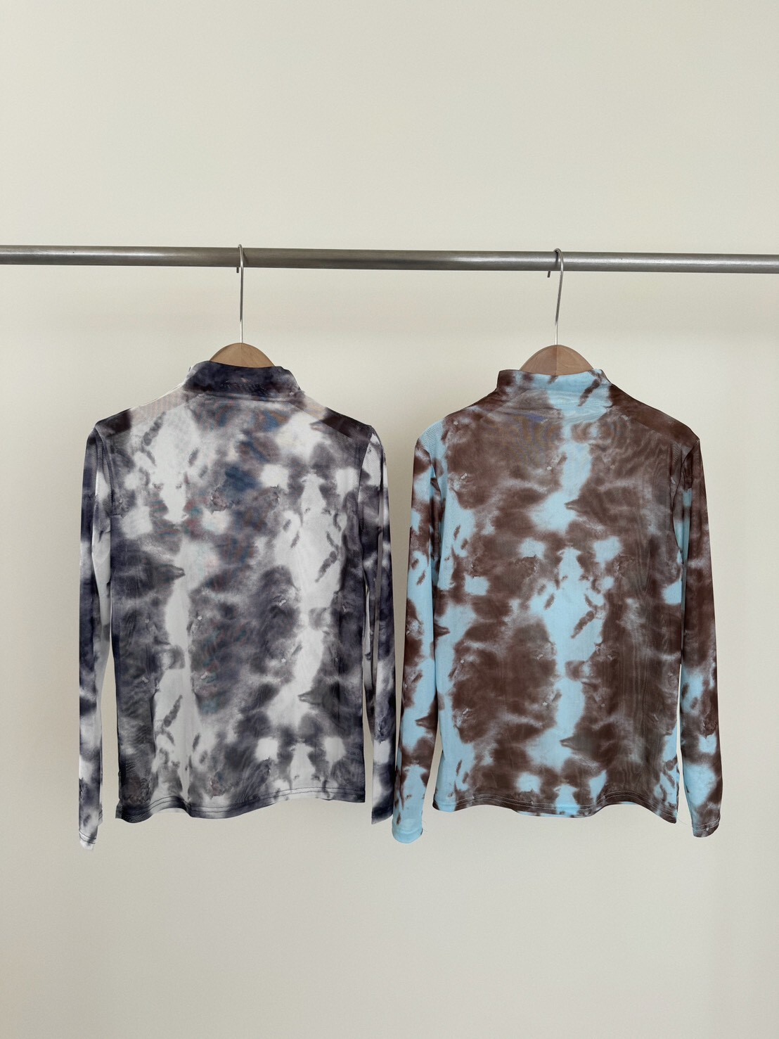 一眼吸睛渲染微透膚立領長袖上衣