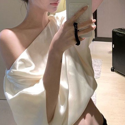 氣質高級感 綢緞斜肩寬鬆上衣(黑/白)