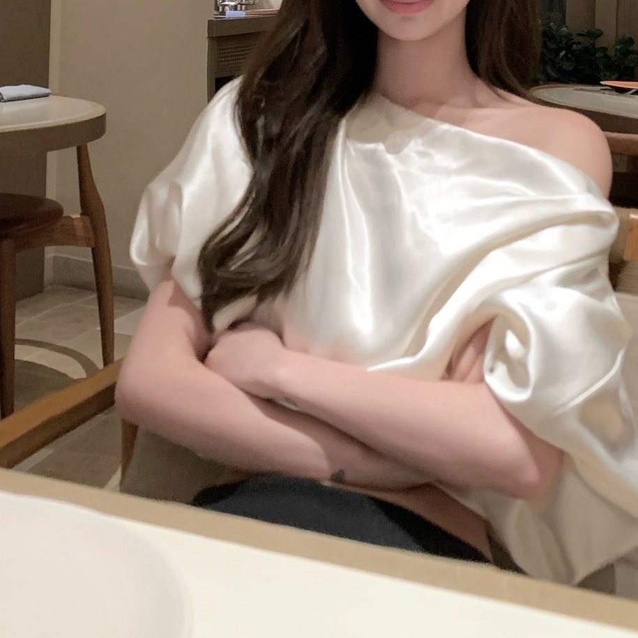 氣質高級感 綢緞斜肩寬鬆上衣(黑/白)