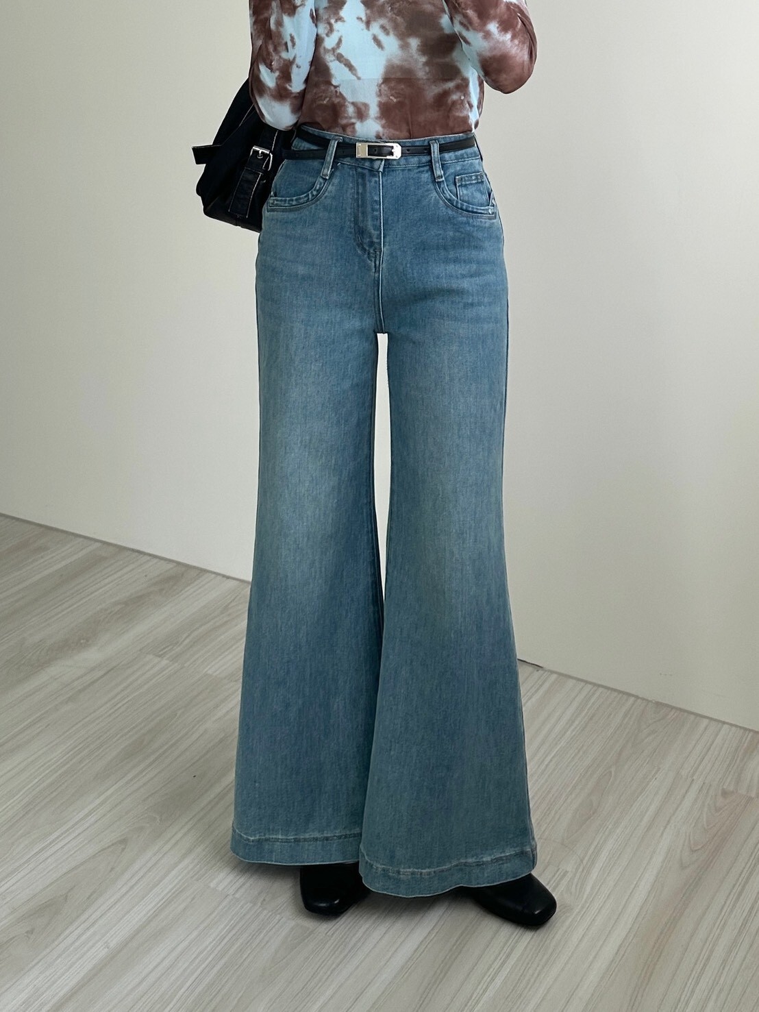 附皮帶彈性喇叭牛仔褲