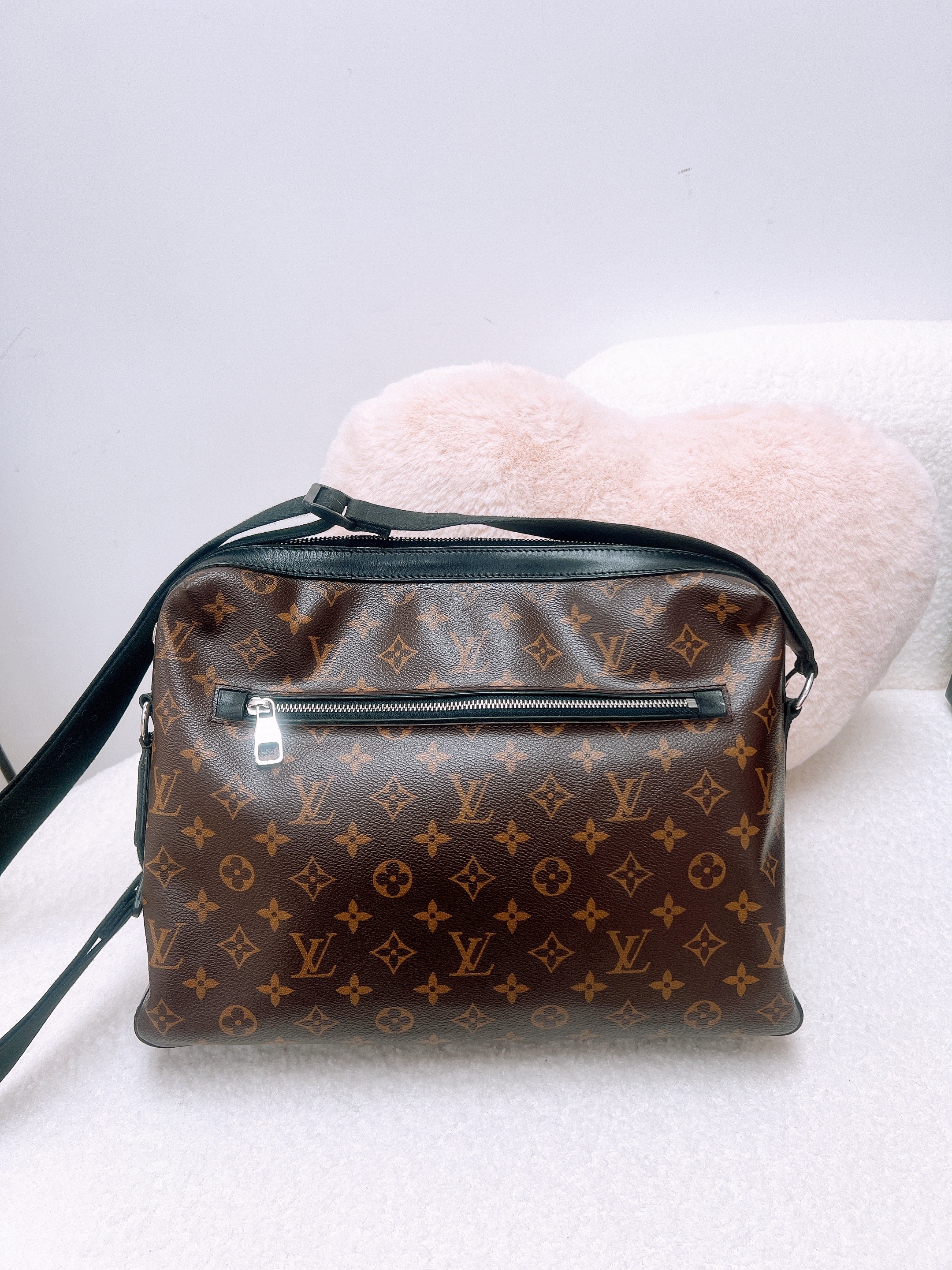 Lv macassar torres messenger brown monogram