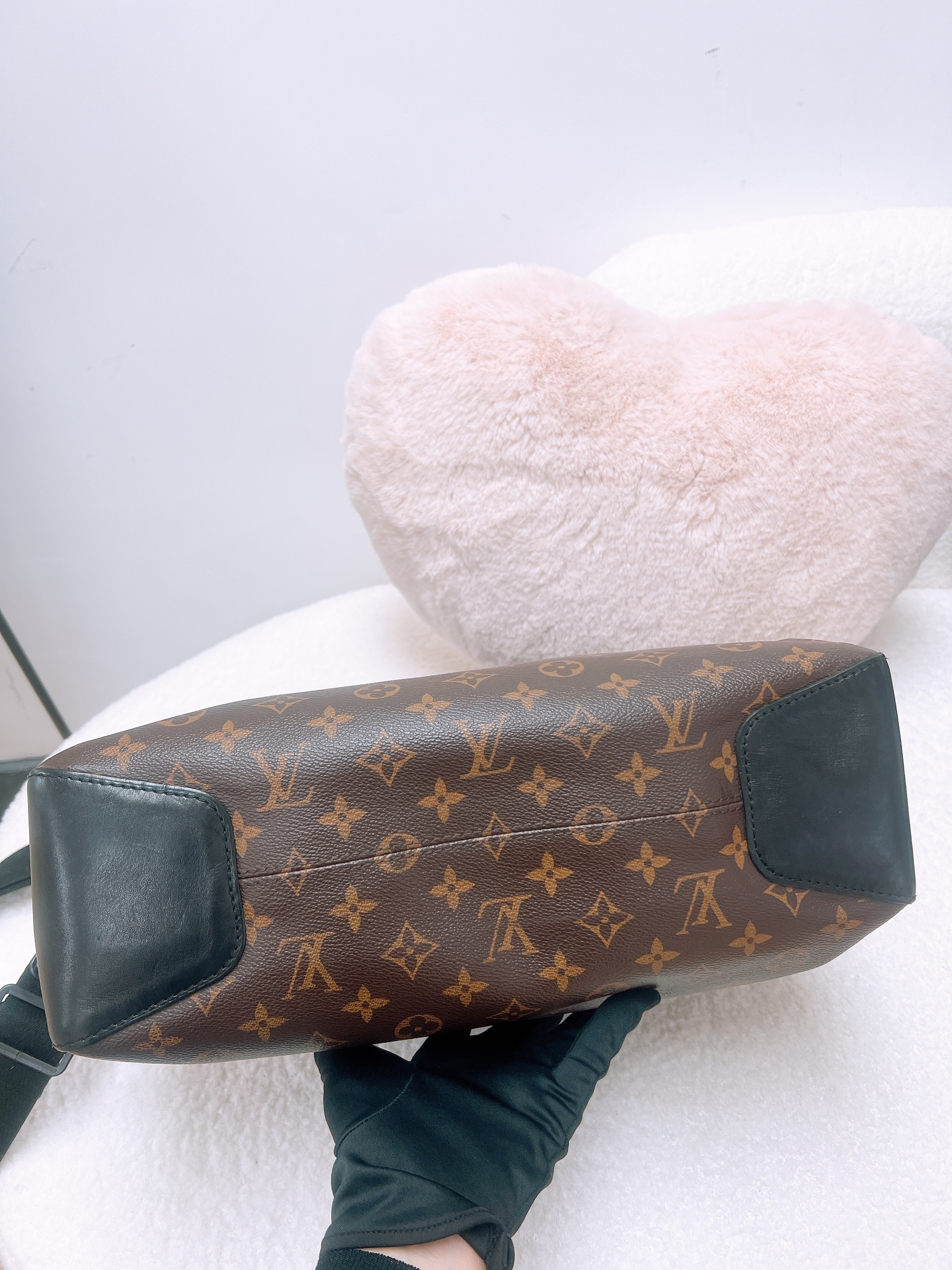 Lv macassar torres messenger brown monogram