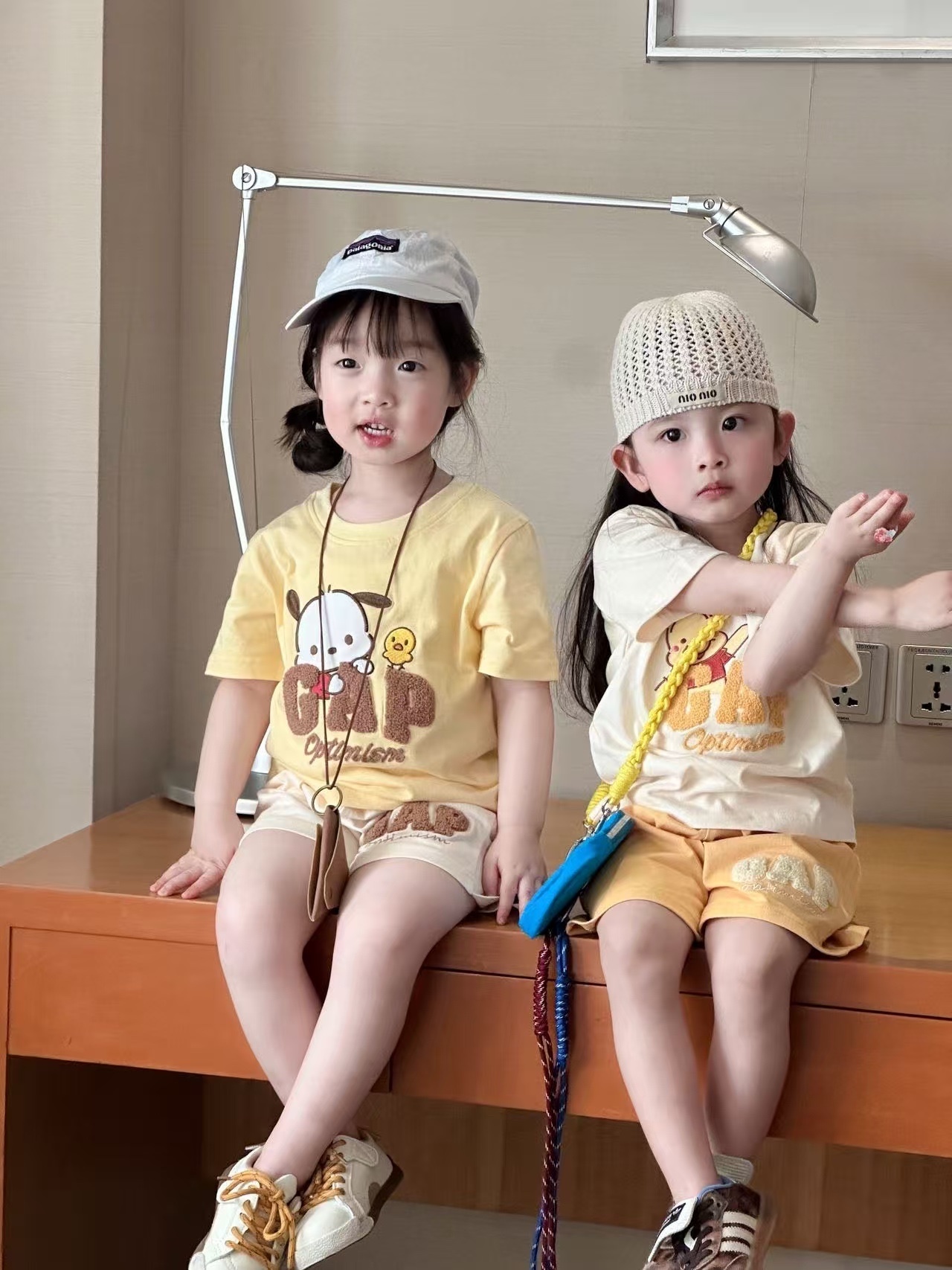 𝐆𝐀𝐏 𝐱 𝐒𝐚𝐧𝐫𝐢𝐨 夏日人物短袖套裝/包屁衣上衣