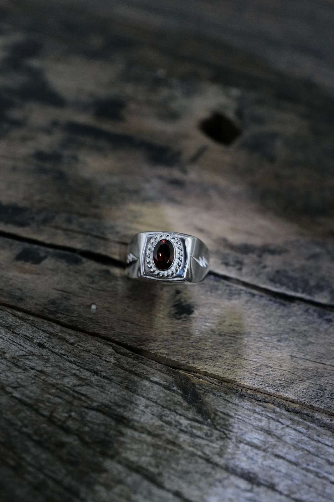 銀繩石榴石印台戒