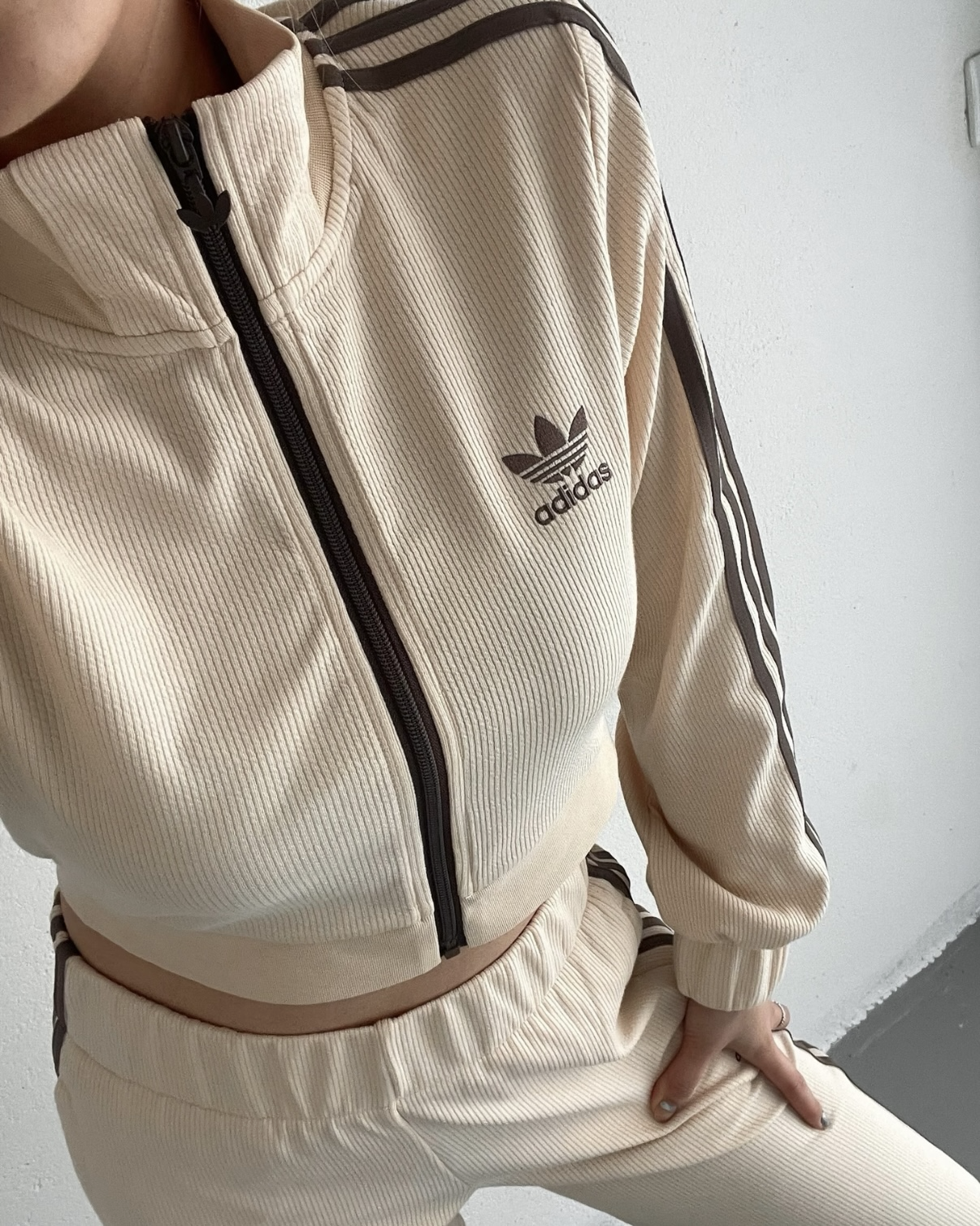 ADIDAS ORIGINALS 焦糖奶茶 米棕色 條紋 短版 立領 外套