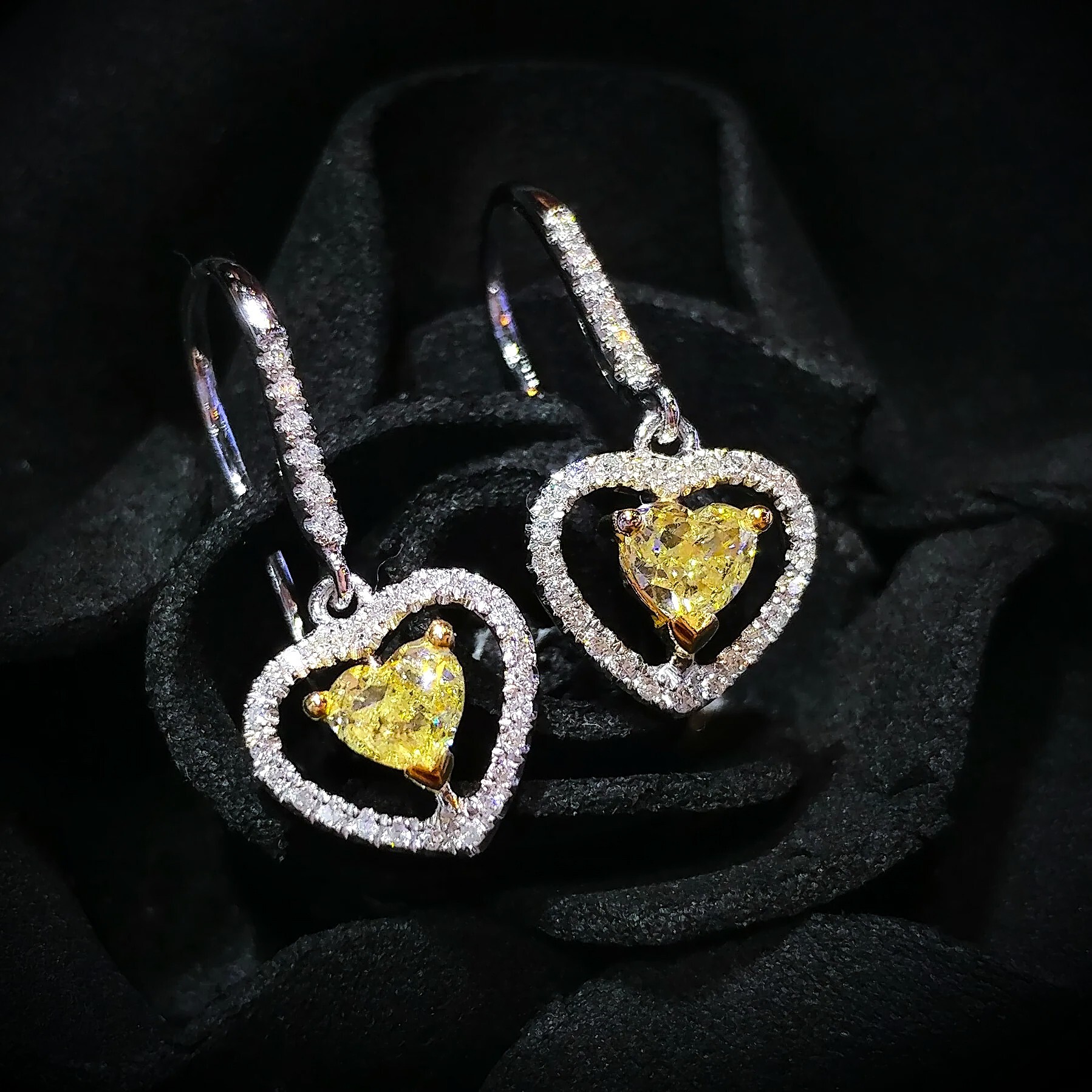 全新18K金【主石52份彩黃心形鑽石】配小鑽共67份鑽石吊耳環
