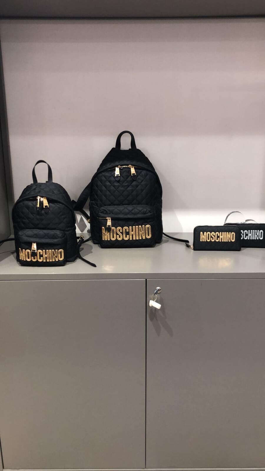 LYS01477 Moschino 金色 logo菱格背囊