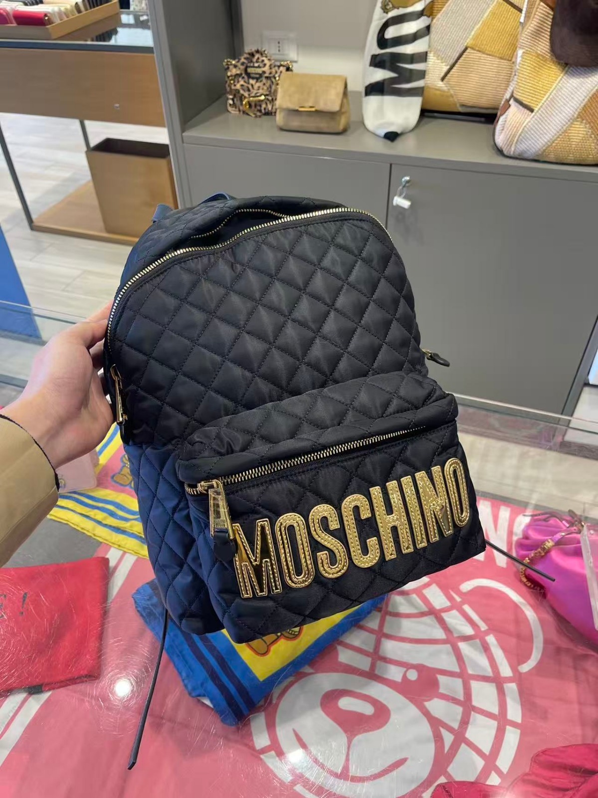 LYS01477 Moschino 金色 logo菱格背囊