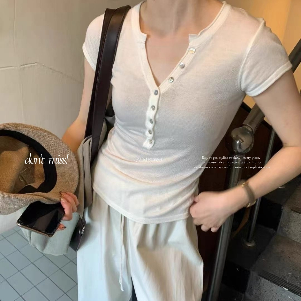 【微性感日常】DOMISS顯瘦排扣修身針織短袖上衣-3色 微V設計 貼身顯身形 (現貨)