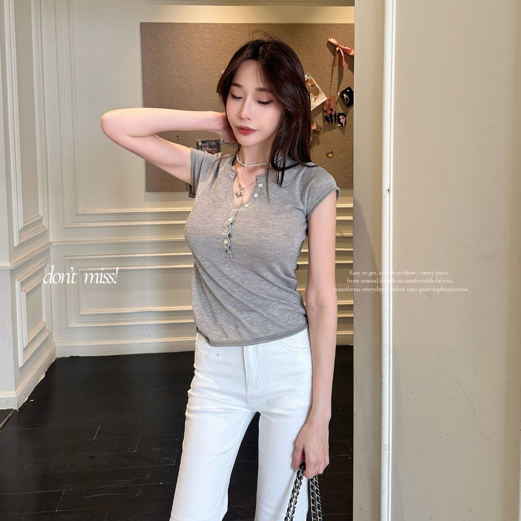 【微性感日常】DOMISS顯瘦排扣修身針織短袖上衣-3色 微V設計 貼身顯身形 (現貨)