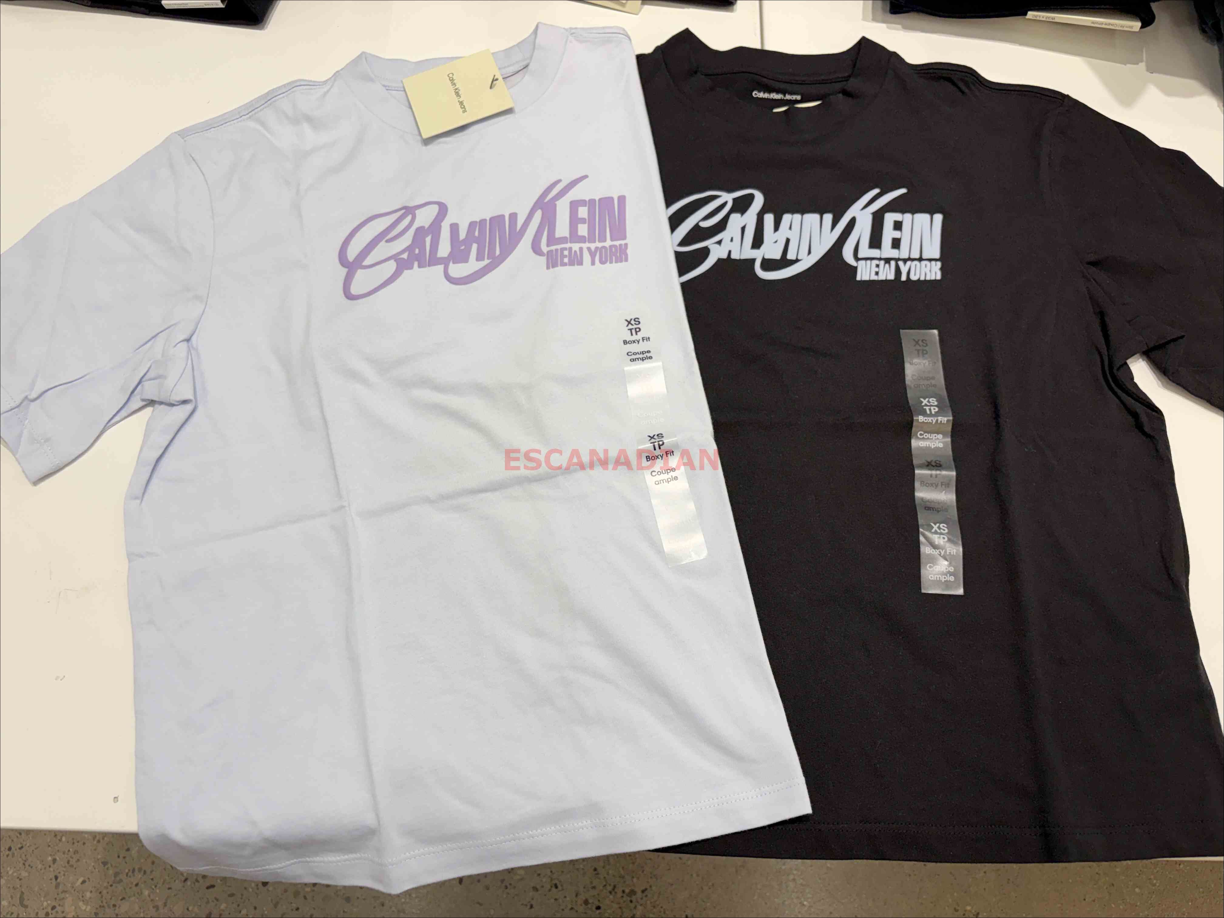 CK 女大人 草寫字樣 落肩寬版 短TEE (2色)