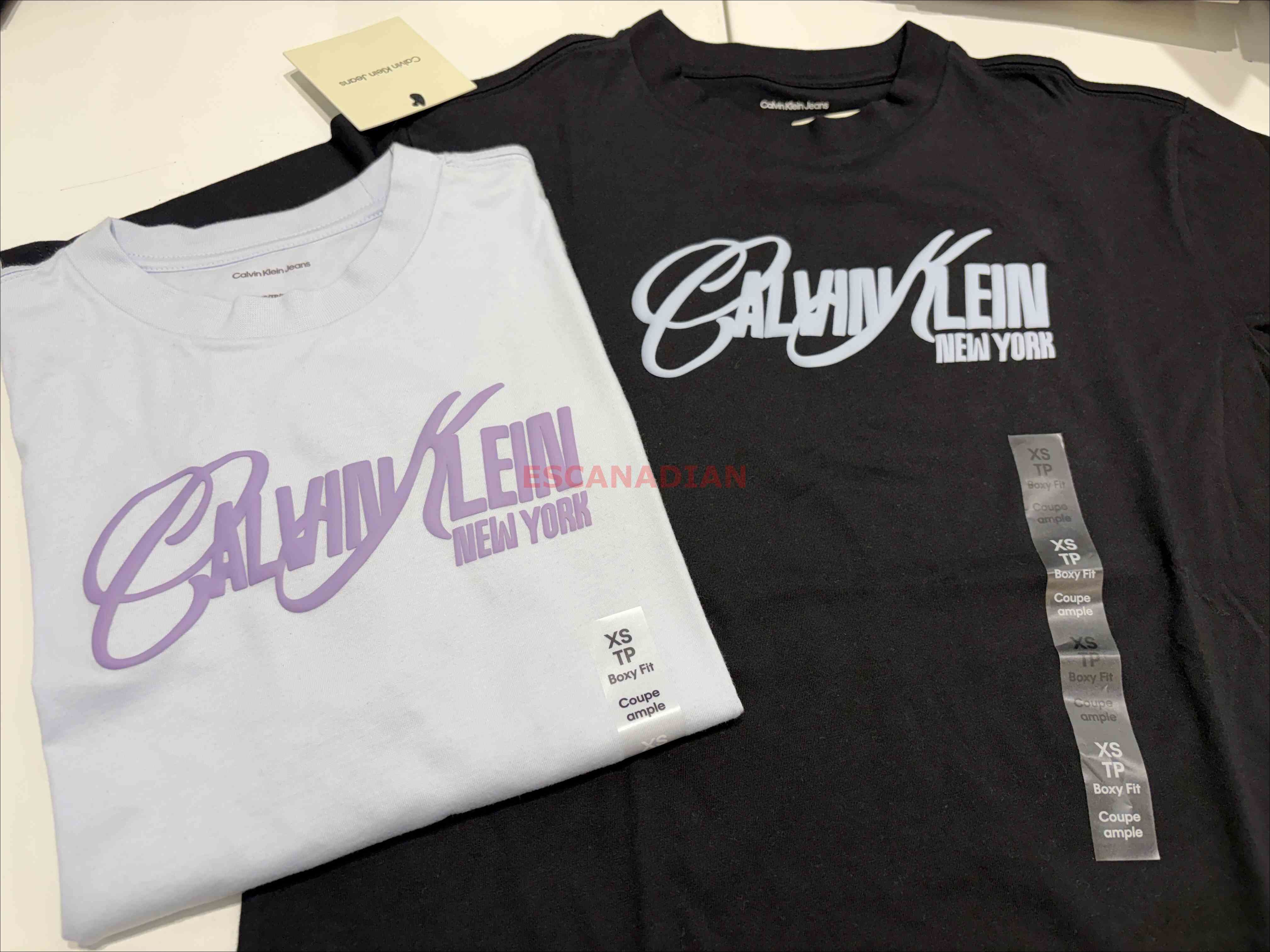 CK 女大人 草寫字樣 落肩寬版 短TEE (2色)