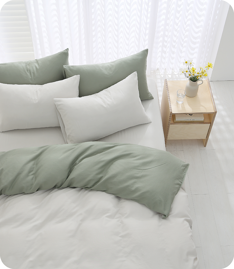 純棉雙層紗床包被套組｜森林綠與薄霧白，俯視全床視角搭配木質床頭櫃