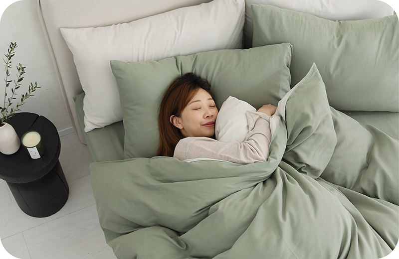 模特兒擁抱被套入睡情境,展現溫柔包覆感