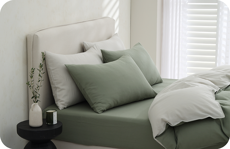 床邊側視角展示枕套與床包平整包覆度