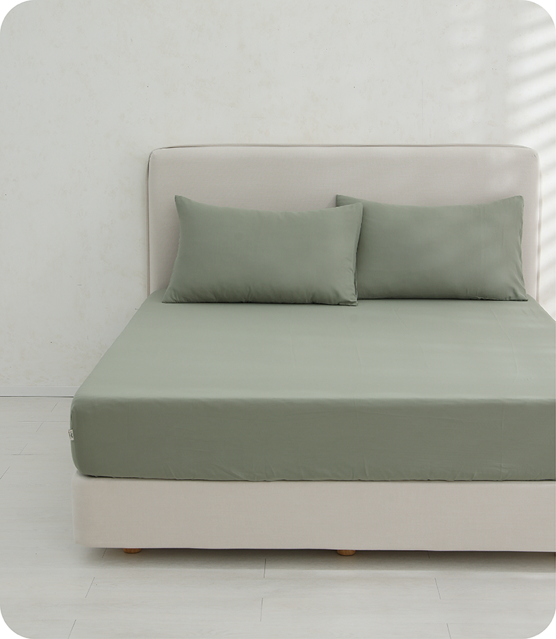 森林綠雙層紗床包三件組,正面平視視角展示床包與同色枕套