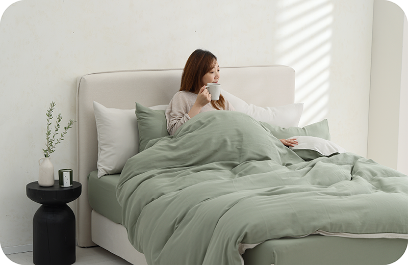 森林綠床包,模特兒床畔居家情境照,享受早晨放鬆時光