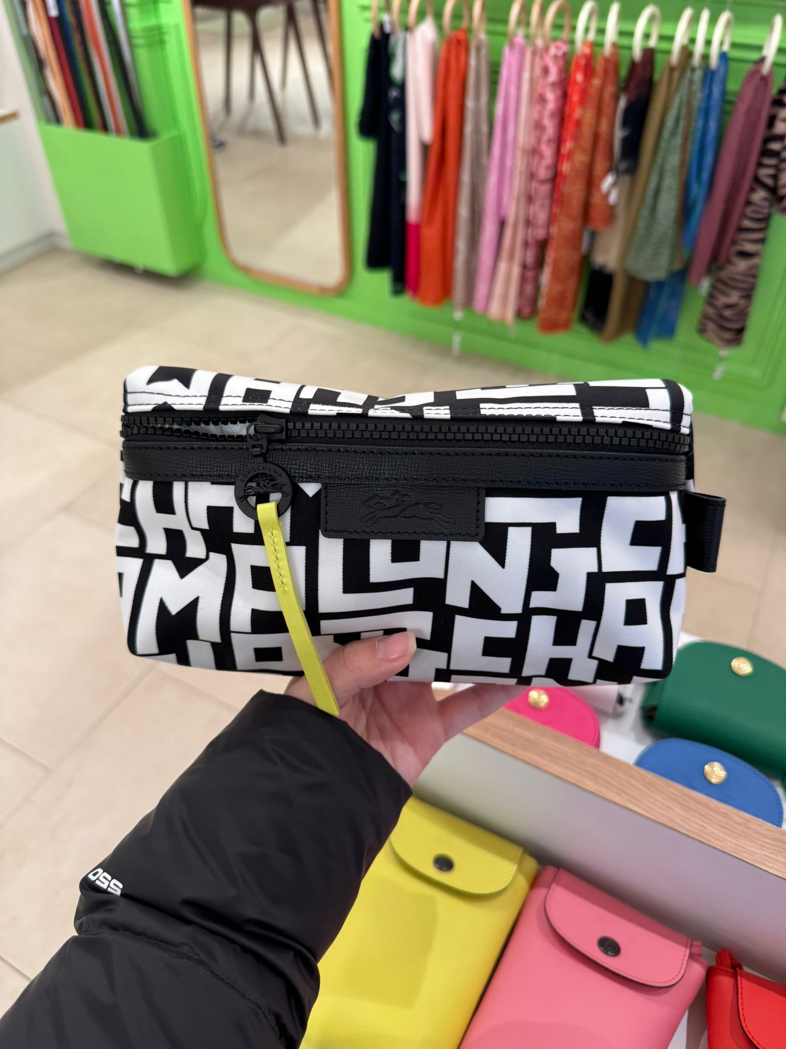 LYS01939 Longchamp Le Pliage 滿版字母尼龍手拿包/化妝包