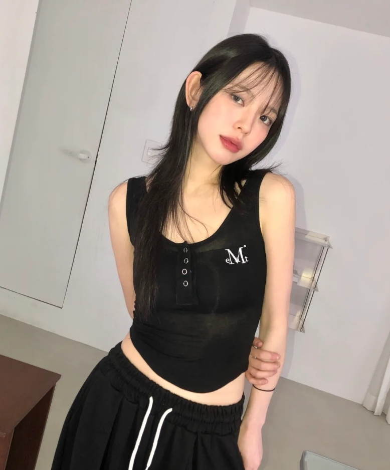 （現貨）韓牌  MUCENT HARING 鈕扣設計 U領 背心 P00000XO
