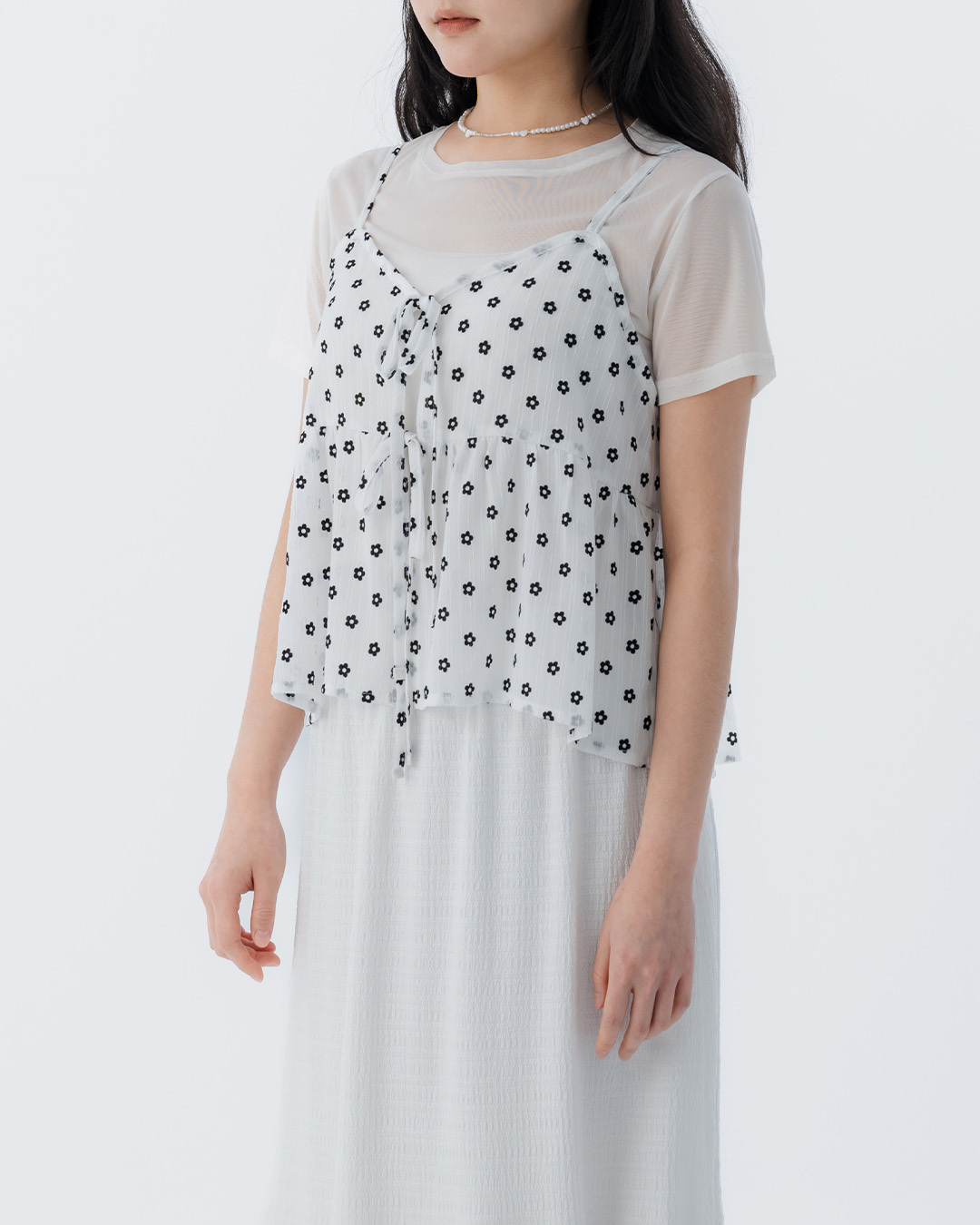 Floral embroidery design, tie-up spaghetti strap cover-up vest, available in two colors.【01099537】in stock+pre-order