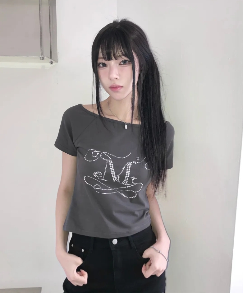 （現貨）韓牌  MUCENT GLINT 水鑽 斜肩 logo 短T P0000BEI