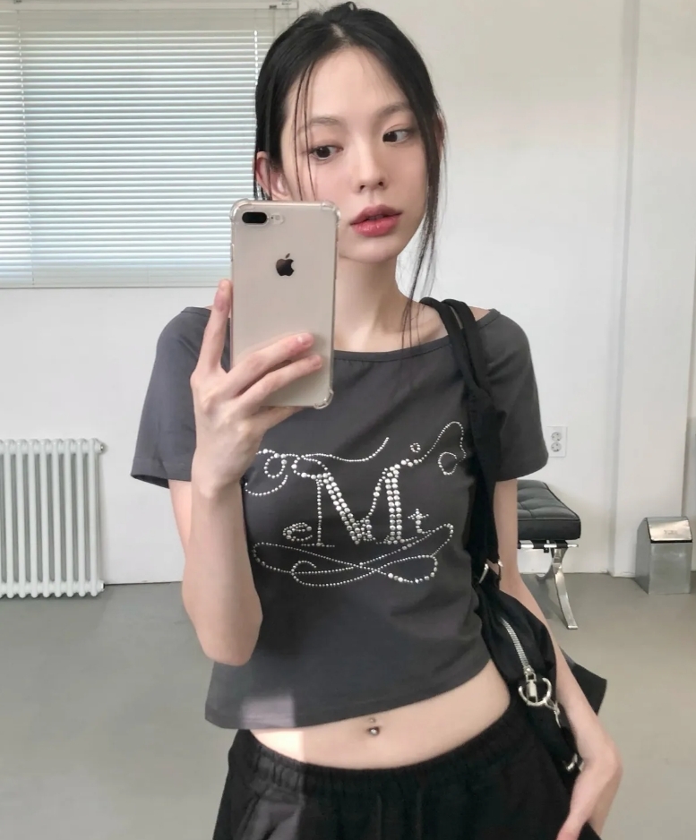 （現貨）韓牌  MUCENT GLINT 水鑽 斜肩 logo 短T P0000BEI