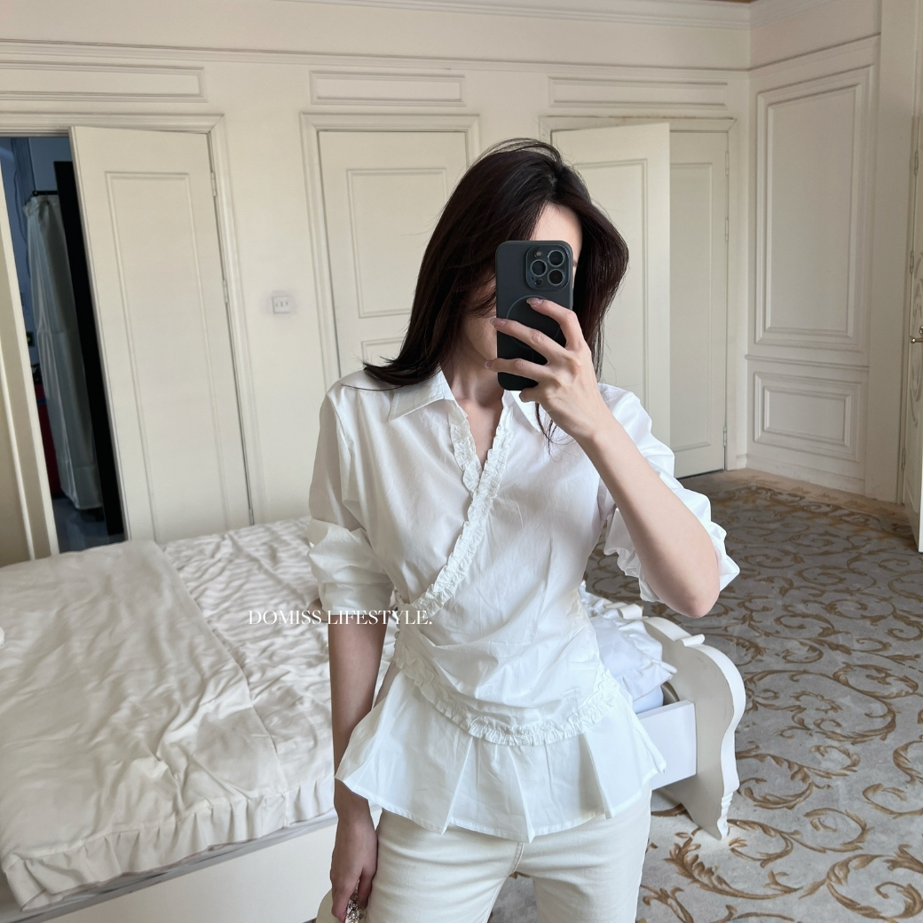 【輕奢日常】DOMISS不對稱荷葉邊襯衫 法式設計感V領上衣 顯瘦收腰白襯衫(現+預)