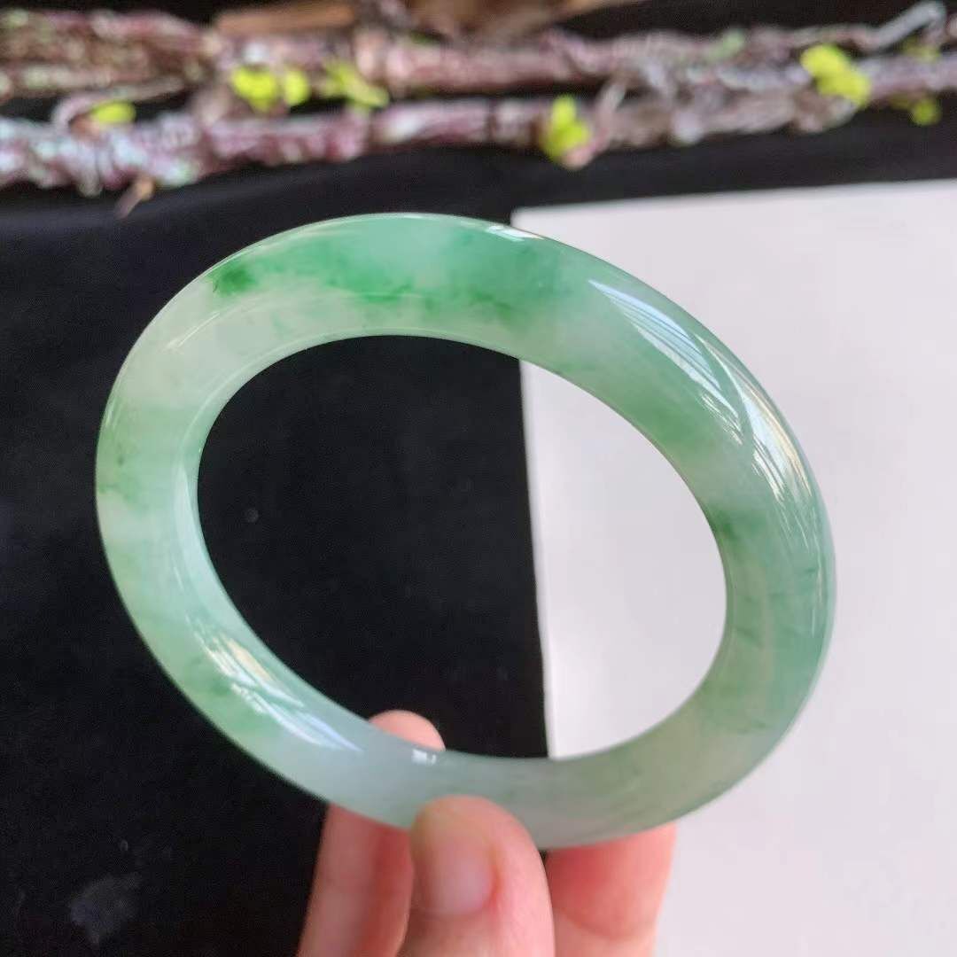 3162638 54.6mm翡翠冰種水潤飄綠圓條手鐲 (54-56)