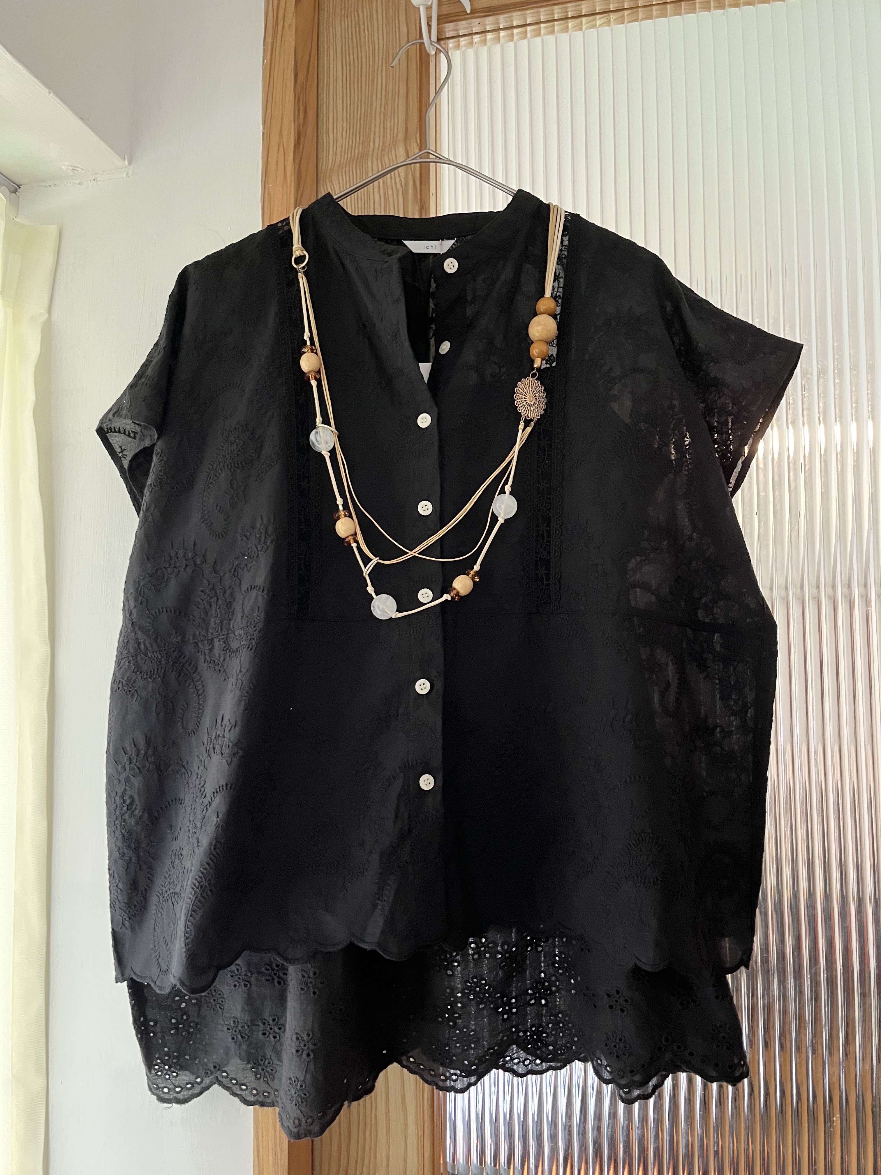 ichi黑色刺繡通花小企領top