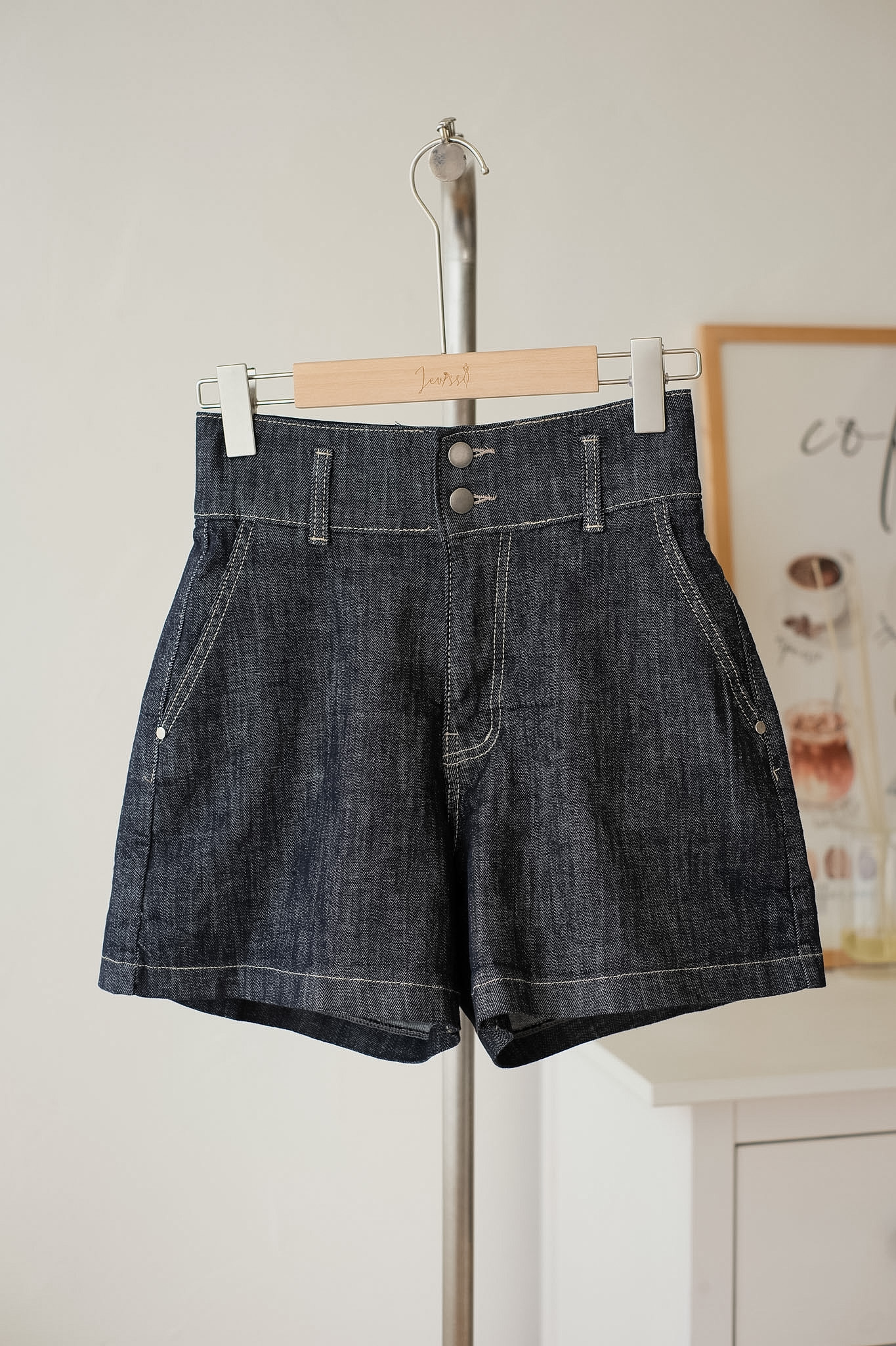 百搭顯瘦！挺身明線雙釦高腰牛仔短褲 BT479