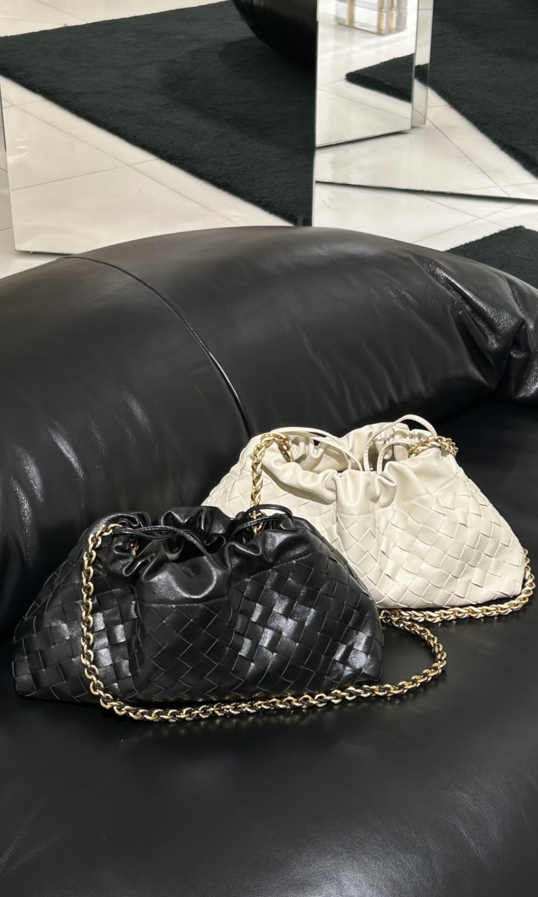 【2色入】Bottega Veneta Dustbag Intrecciato Shoulder Bag