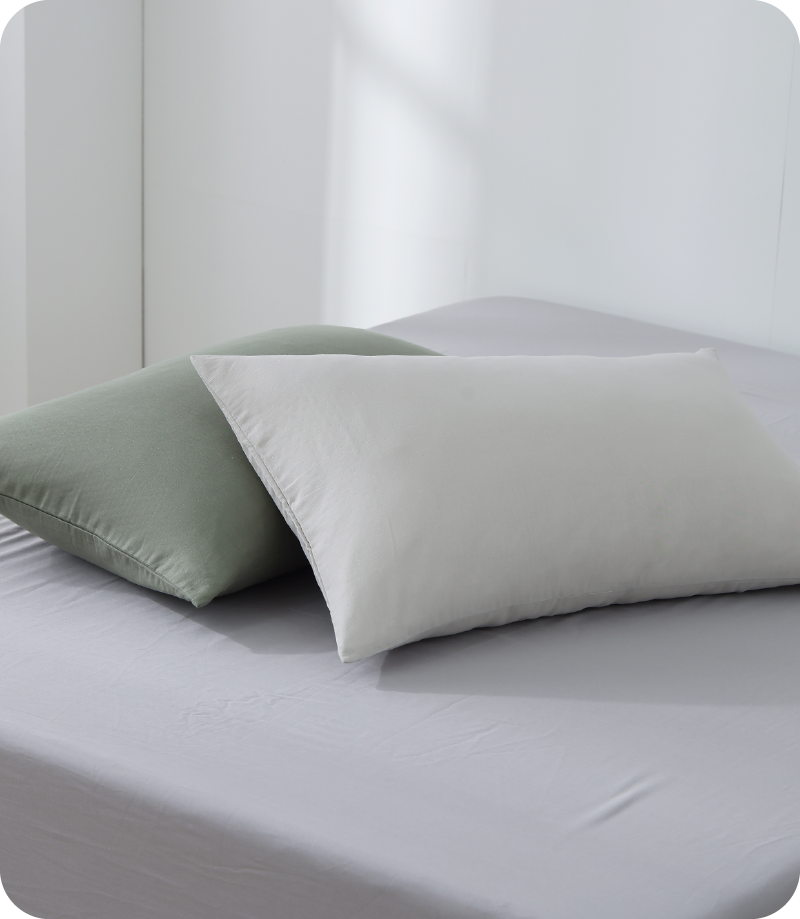 森林綠與薄霧白雙層紗枕套,近景特寫展示雙色搭配