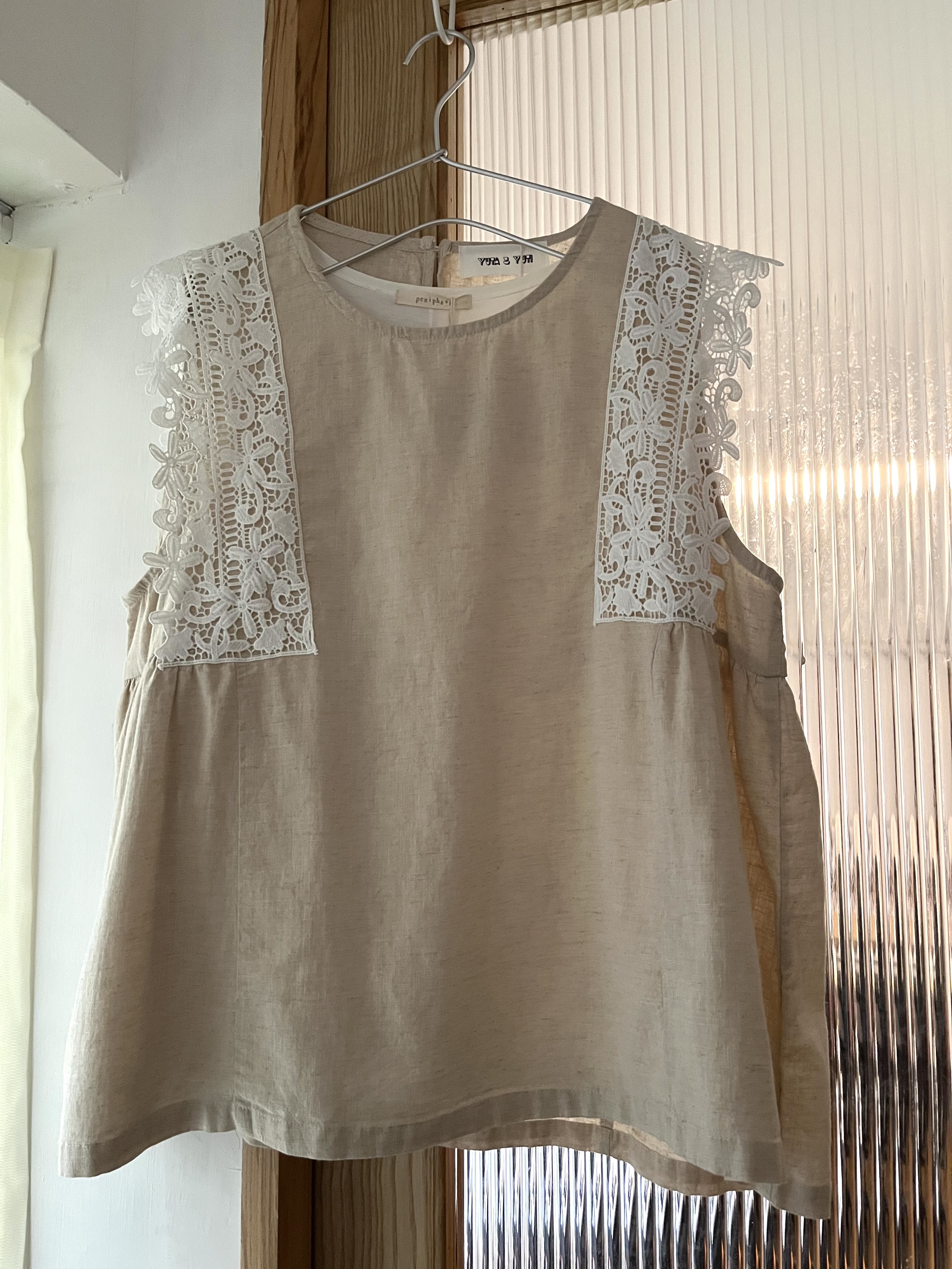 YUTA & YUTI麻色拼白色通花邊背心