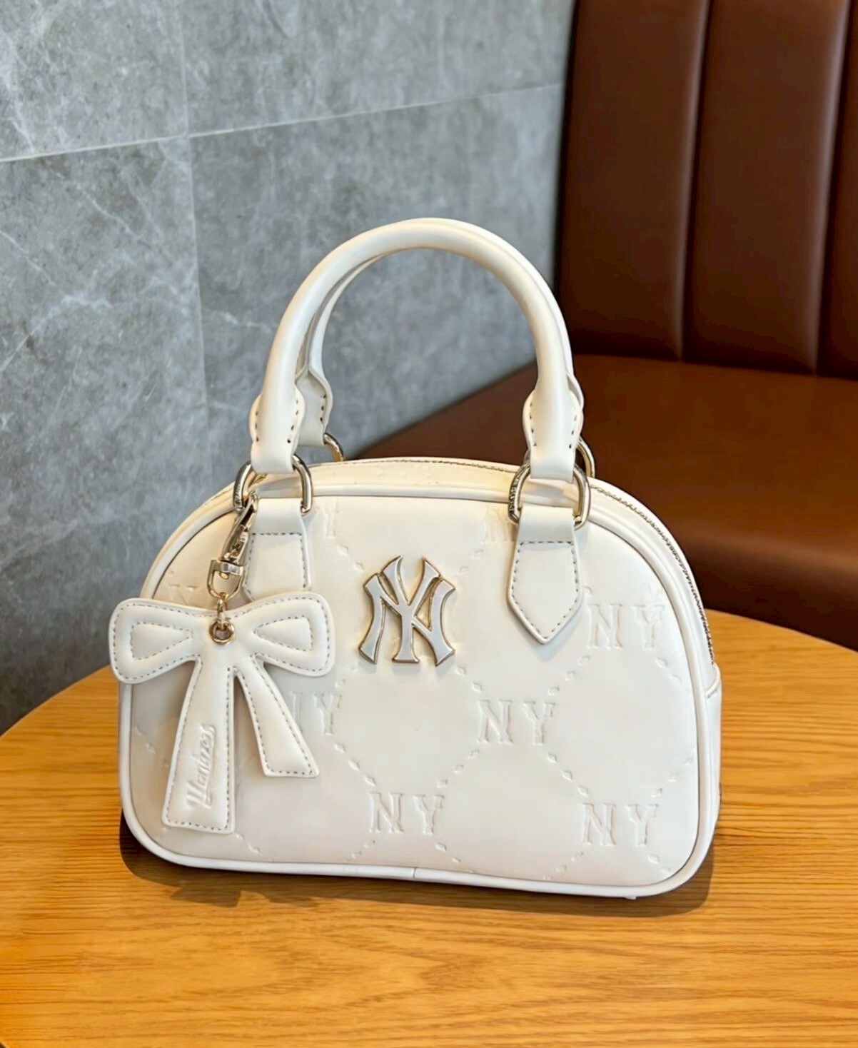 【Luxury】 2026春季款 MLB NY標 滿版老花腋下包 兩色 壓紋 鑽石老花 斜挎包 手提包 肩背包 蝴蝶結吊飾 保齡球包 手提 肩背包
