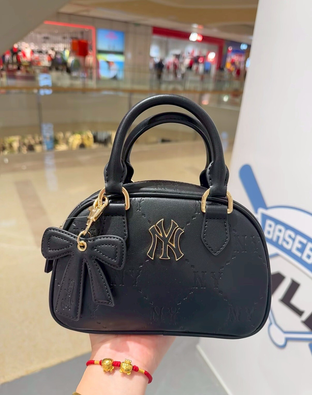 【Luxury】 2026春季款 MLB NY標 滿版老花腋下包 兩色 壓紋 鑽石老花 斜挎包 手提包 肩背包 蝴蝶結吊飾 保齡球包 手提 肩背包