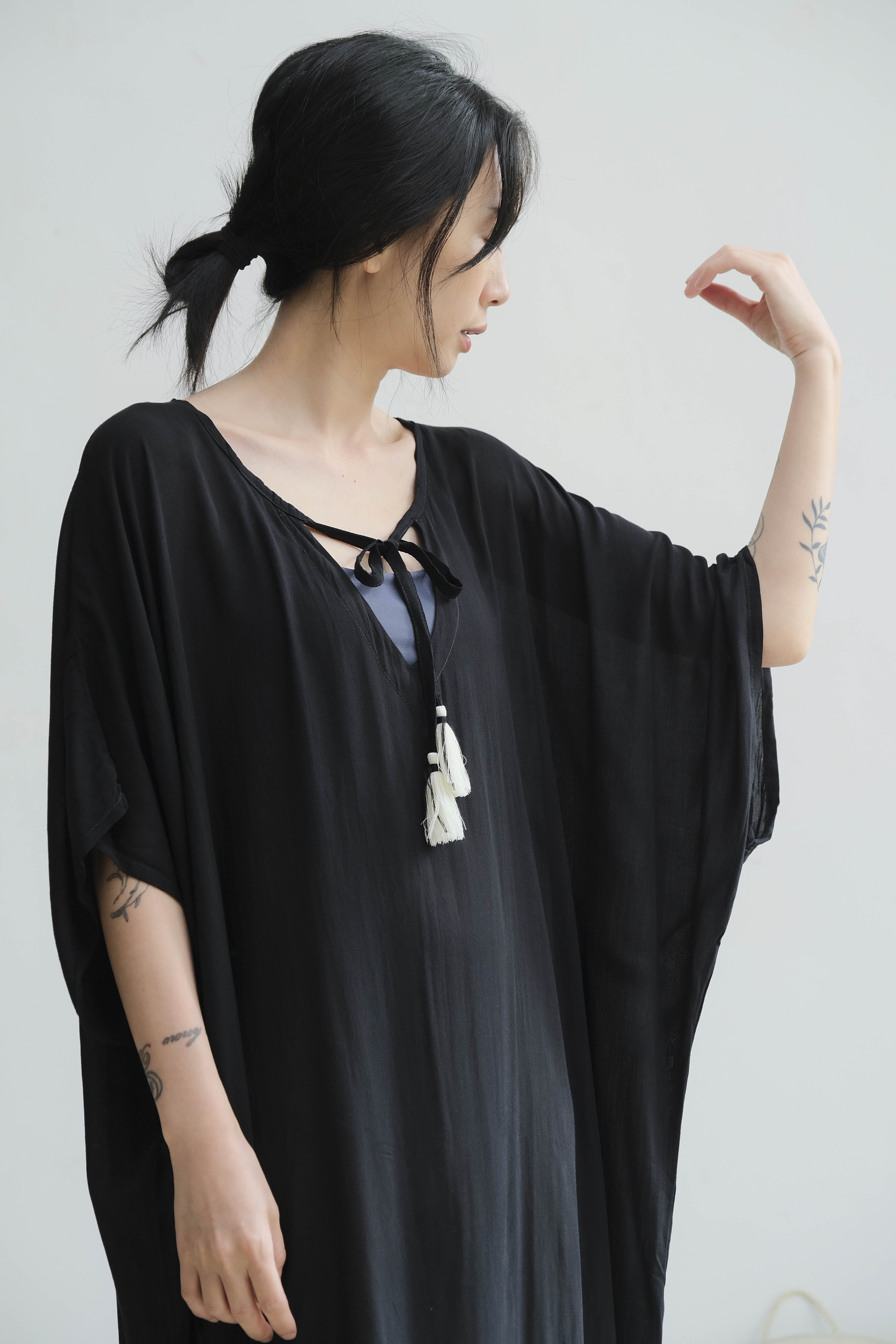 綁帶流蘇漸層洋裝罩衫 / 嫘縈 黑