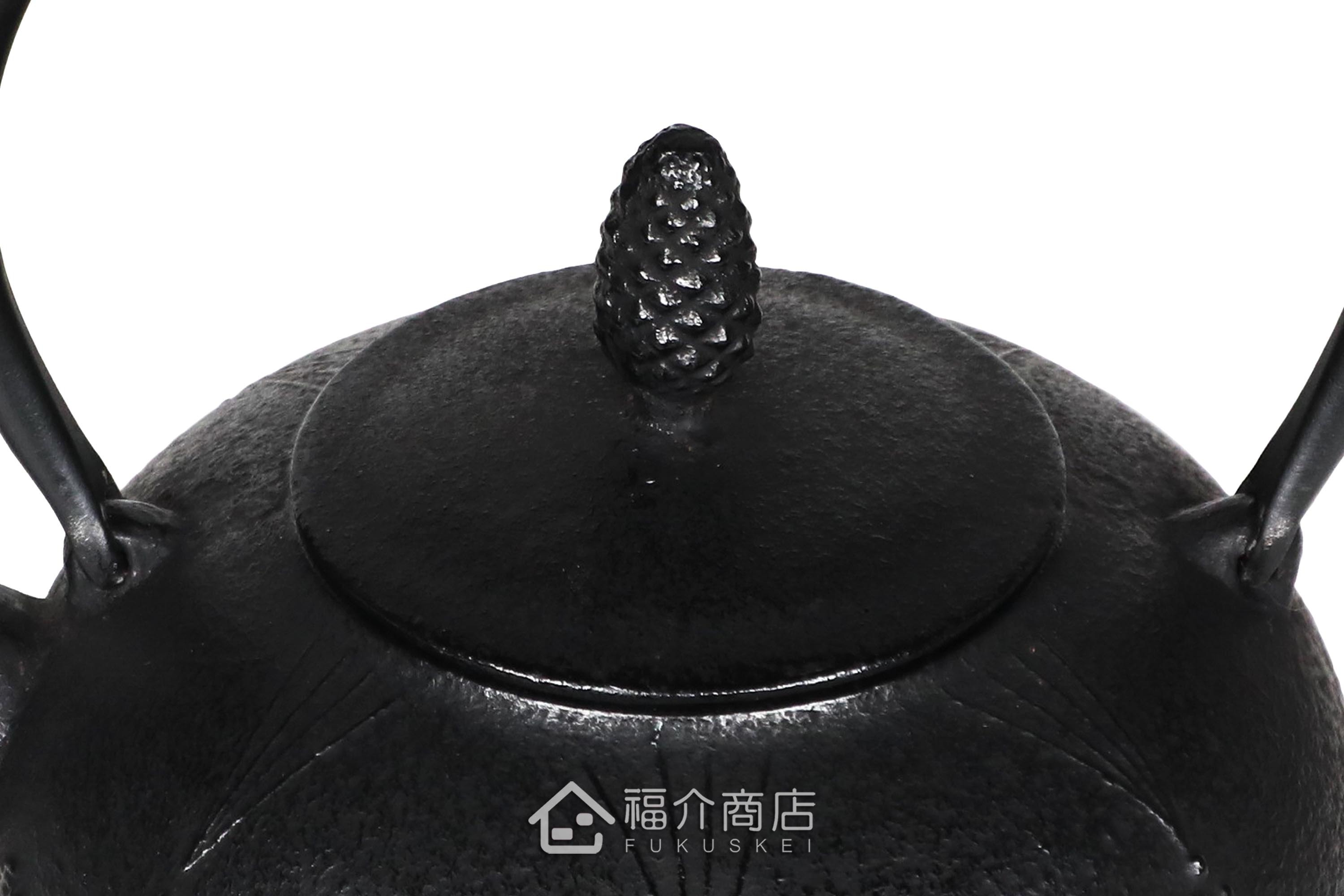金野和司所製作的日本鑄鐵壺,壺身設計成松紋,煮水泡茶用的鐵壺