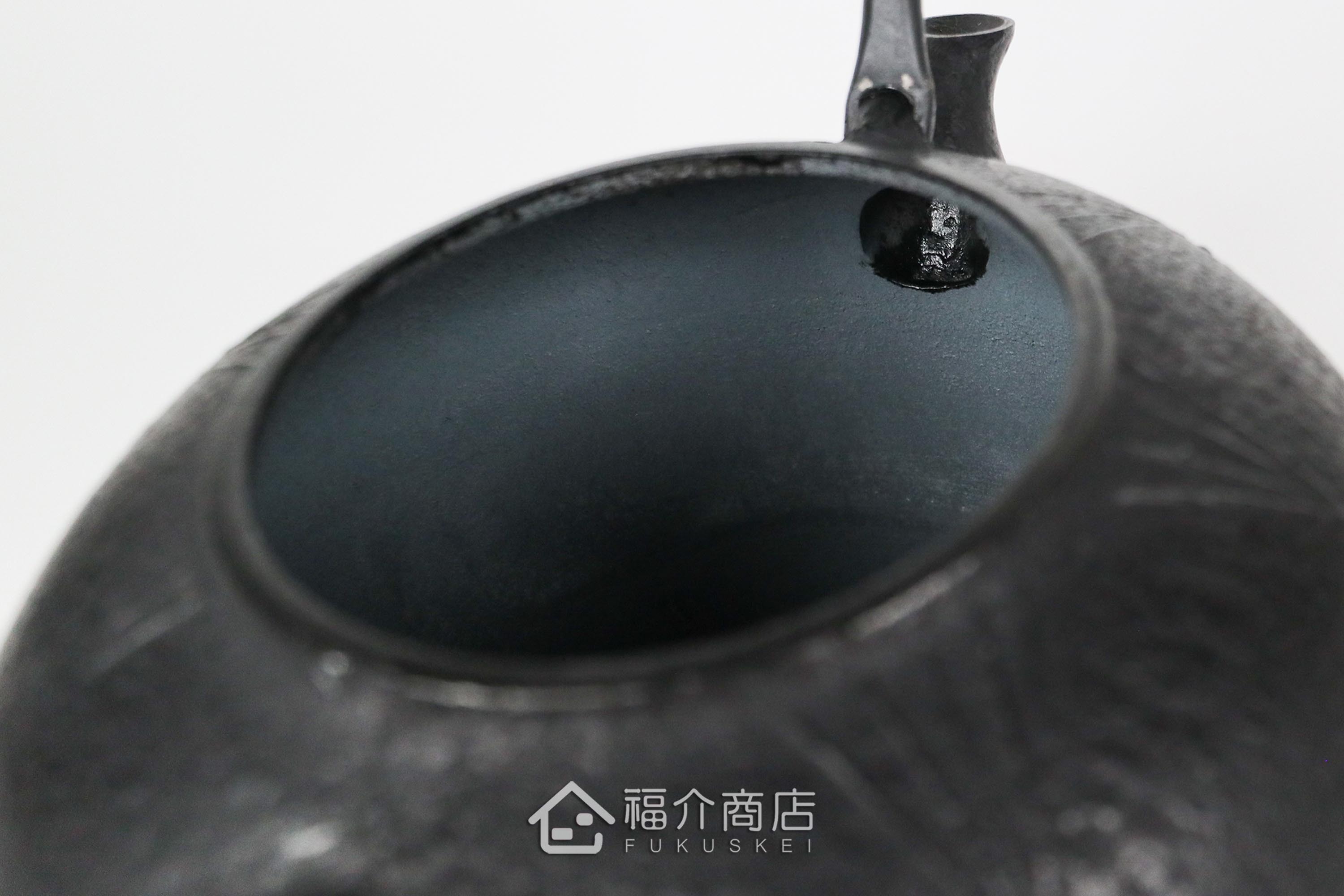 金野和司所製作的日本鑄鐵壺,壺身設計成松紋,煮水泡茶用的鐵壺