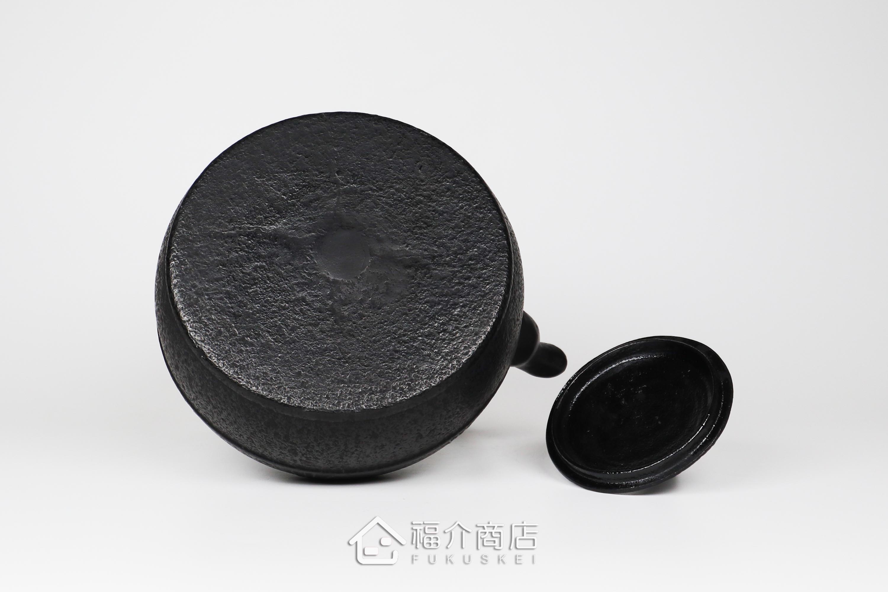 金野和司所製作的日本鑄鐵壺,壺身設計成松紋,煮水泡茶用的鐵壺