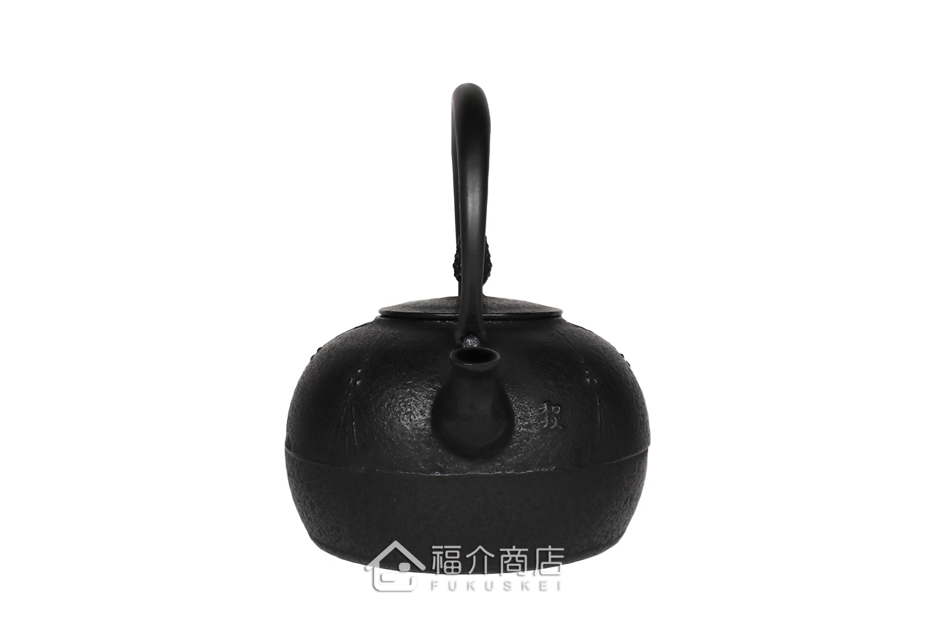 金野和司所製作的日本鑄鐵壺,壺身設計成松紋,煮水泡茶用的鐵壺