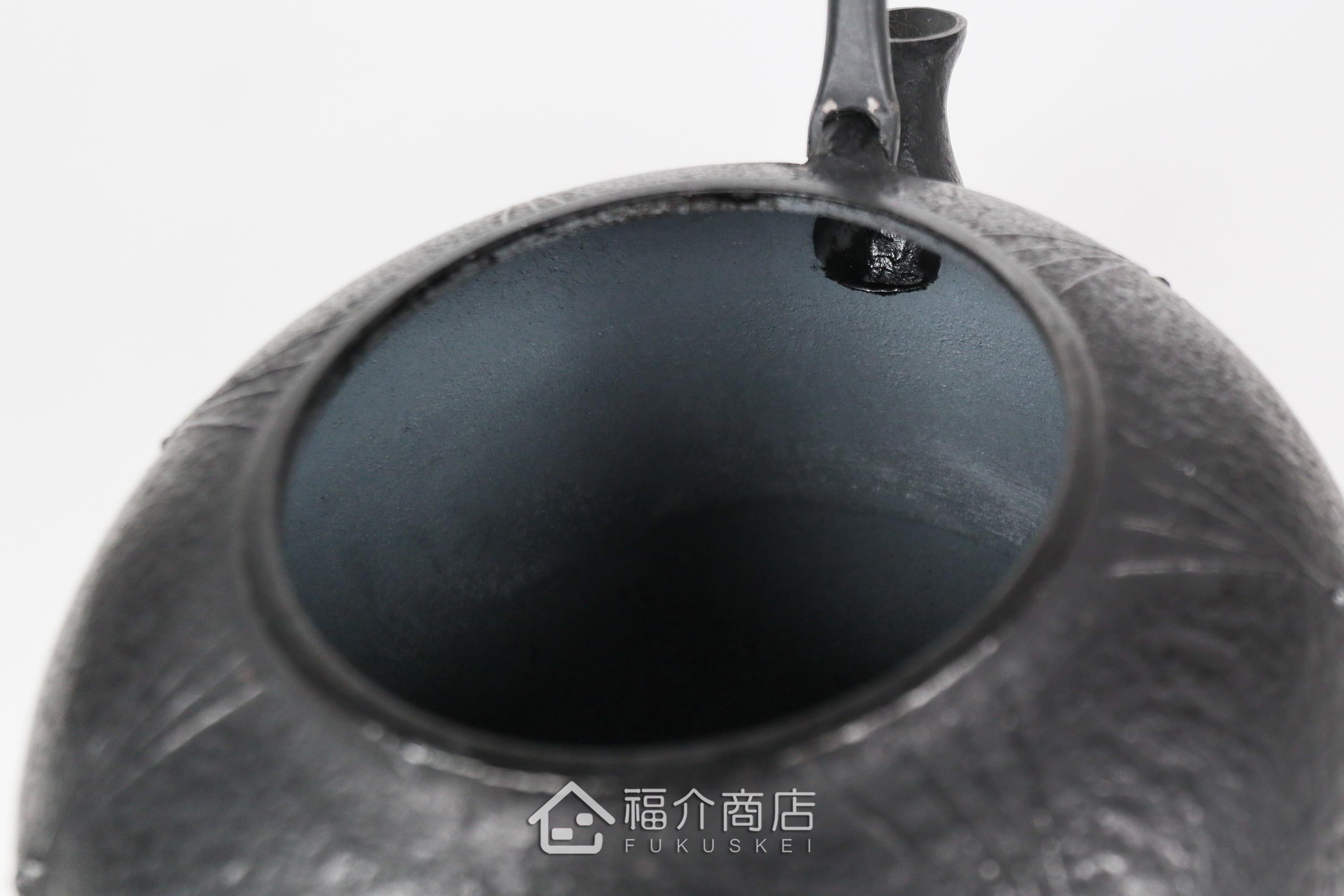 金野和司所製作的日本鑄鐵壺,壺身設計成松紋,煮水泡茶用的鐵壺