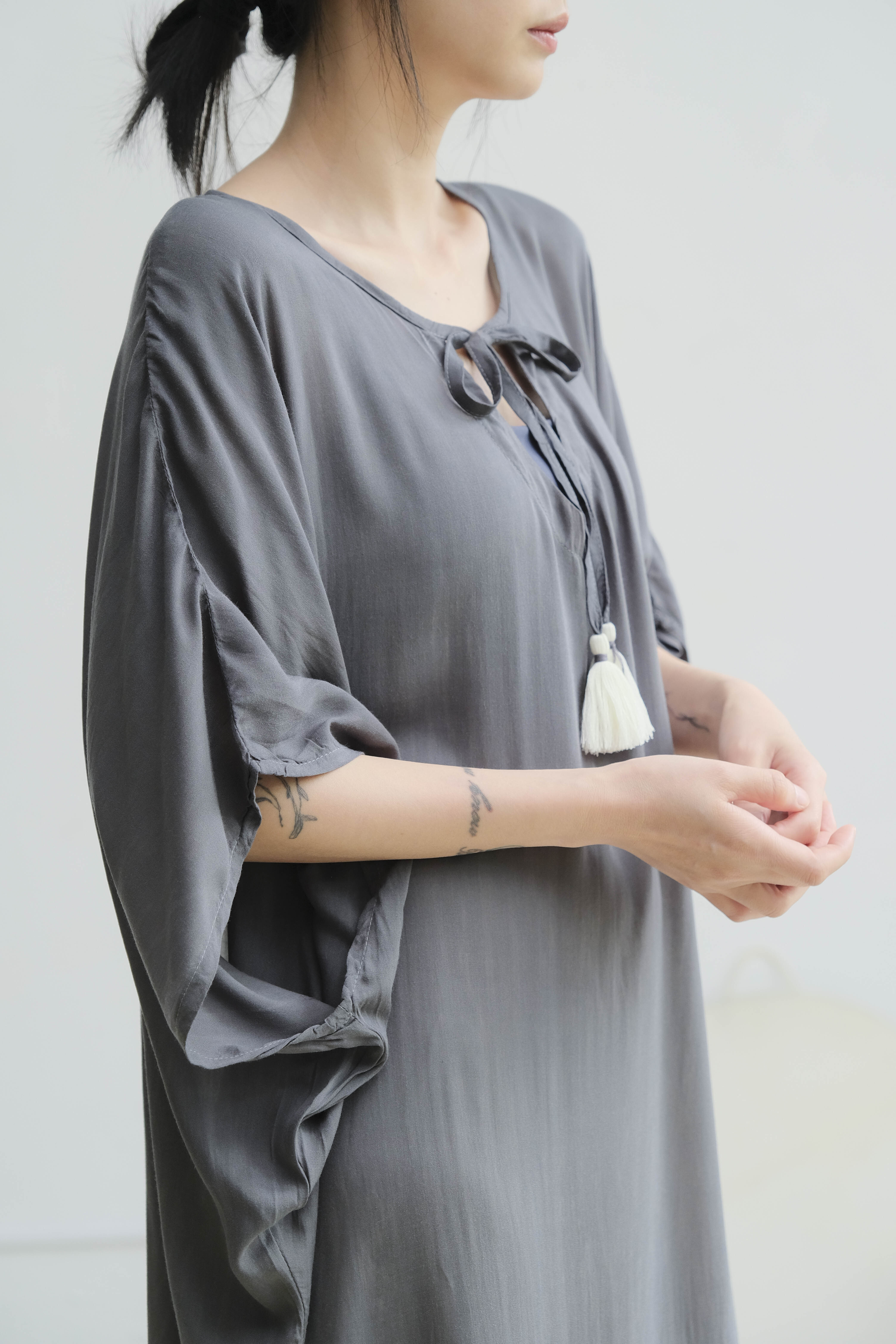 綁帶流蘇漸層洋裝罩衫 / 嫘縈 灰藍