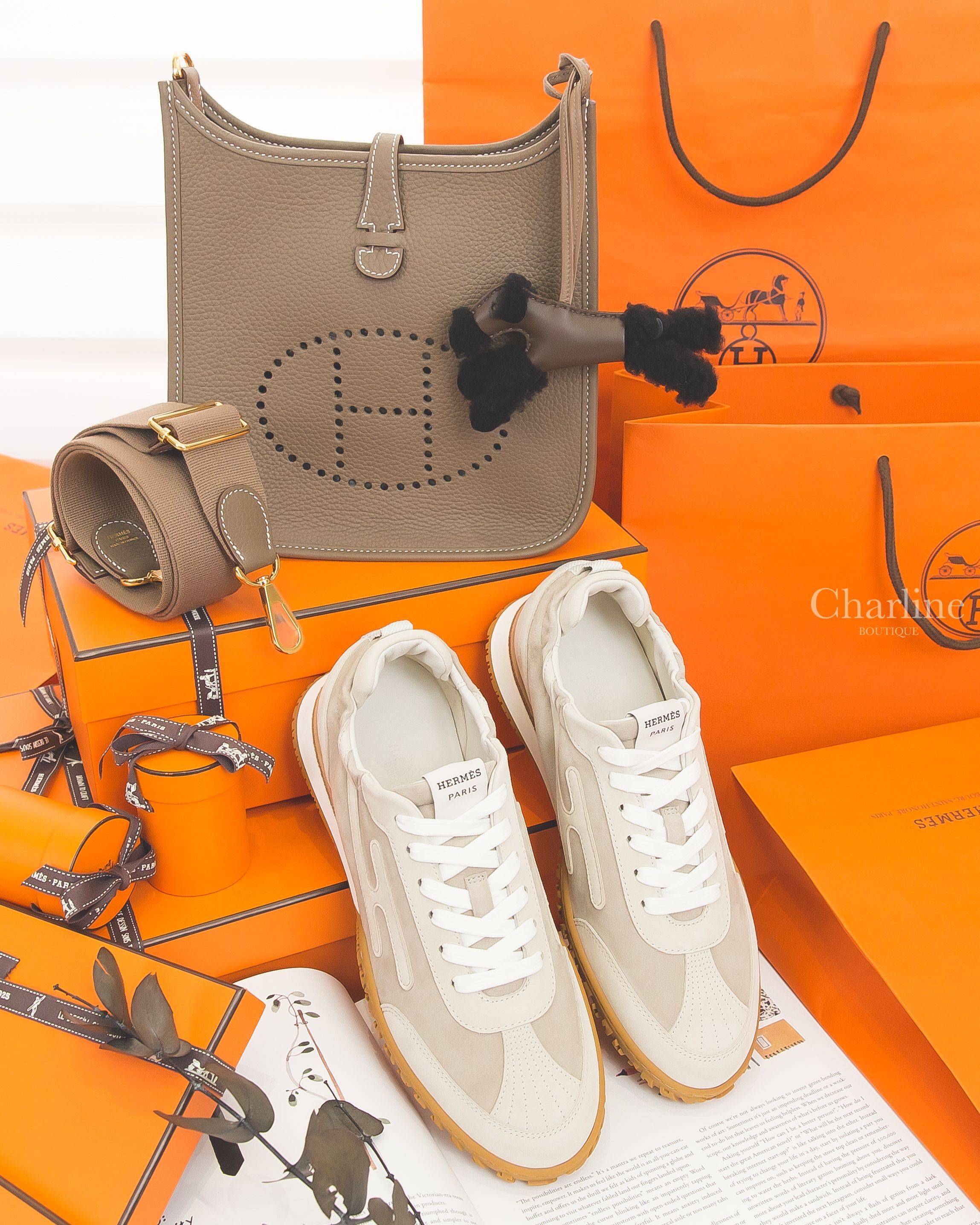 Hermès Evelyne 23cm 大象灰金釦,Hermès Budy Charm 巧克力色/大象灰/黑色羊毛獵狐梗犬吊飾,Hermès Jet Sneaker 草圖米拼黏土色山羊麂皮側邊H運動鞋-Charline Boutique 精品代購