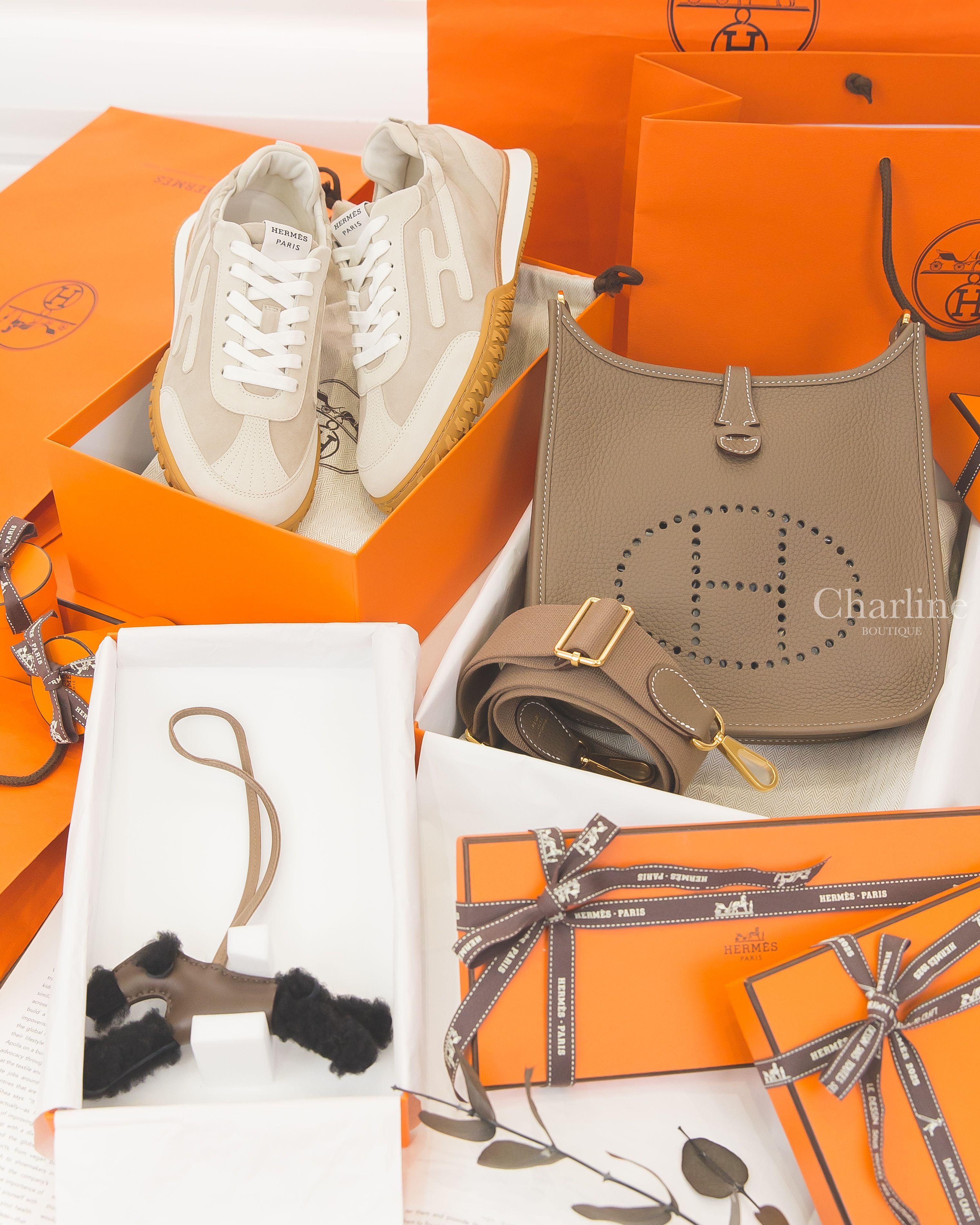 Hermès Evelyne 23cm 大象灰金釦,Hermès Budy Charm 巧克力色/大象灰/黑色羊毛獵狐梗犬吊飾,Hermès Jet Sneaker 草圖米拼黏土色山羊麂皮側邊H運動鞋-Charline Boutique 精品代購