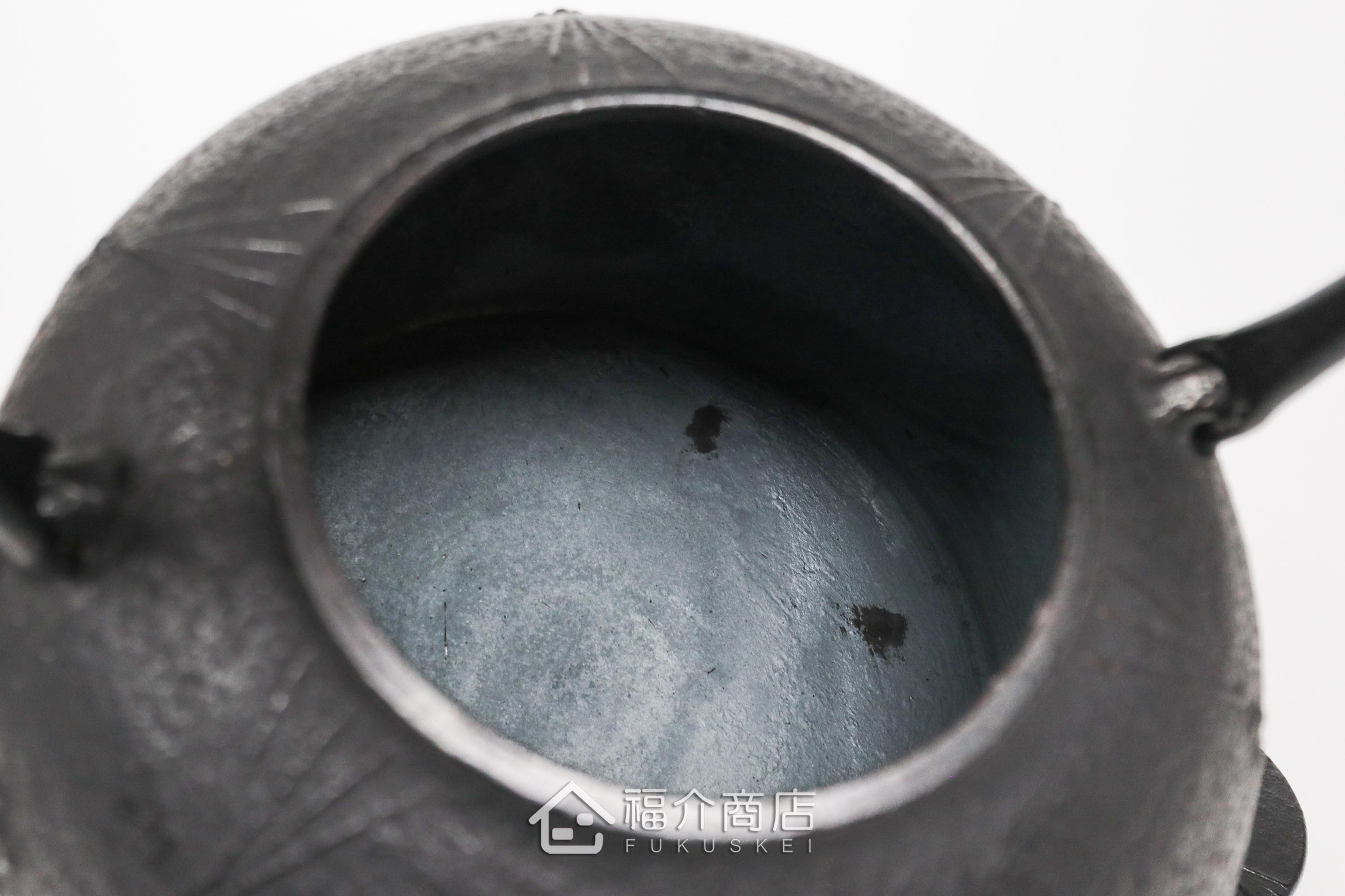 金野和司所製作的日本鑄鐵壺,壺身設計成松紋,煮水泡茶用的鐵壺