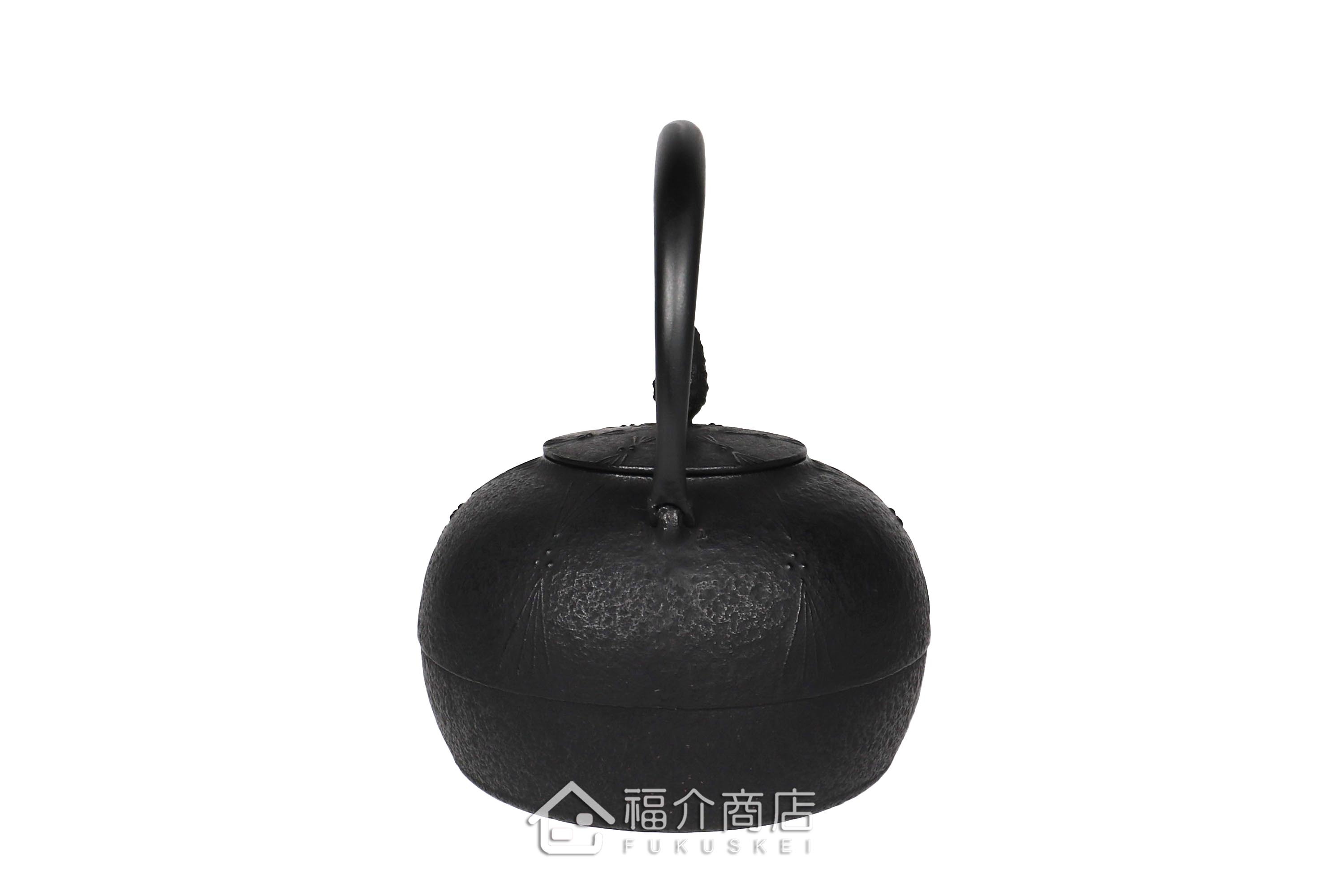金野和司所製作的日本鑄鐵壺,壺身設計成松紋,煮水泡茶用的鐵壺