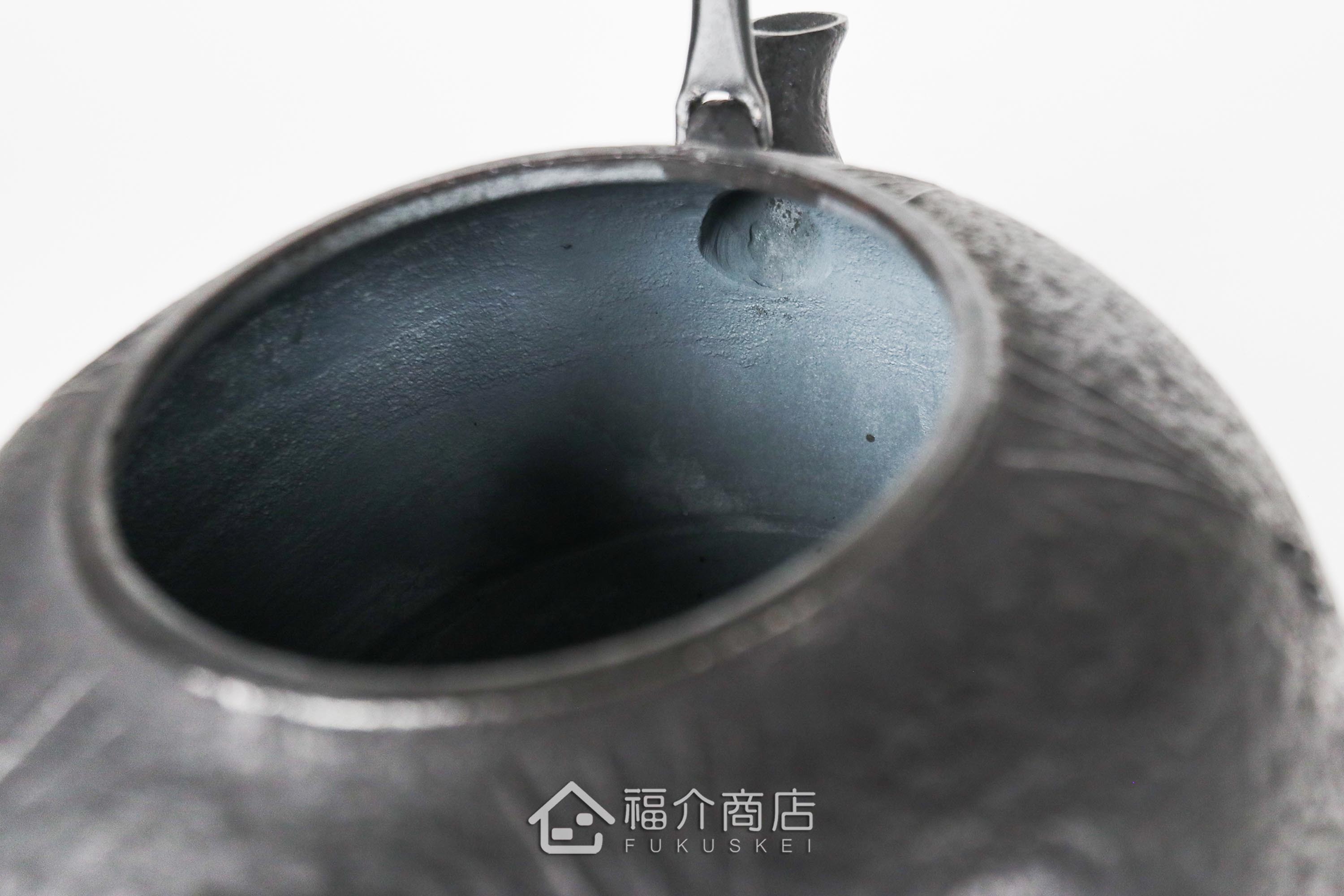 金野和司所製作的日本鑄鐵壺,壺身設計成松紋,煮水泡茶用的鐵壺