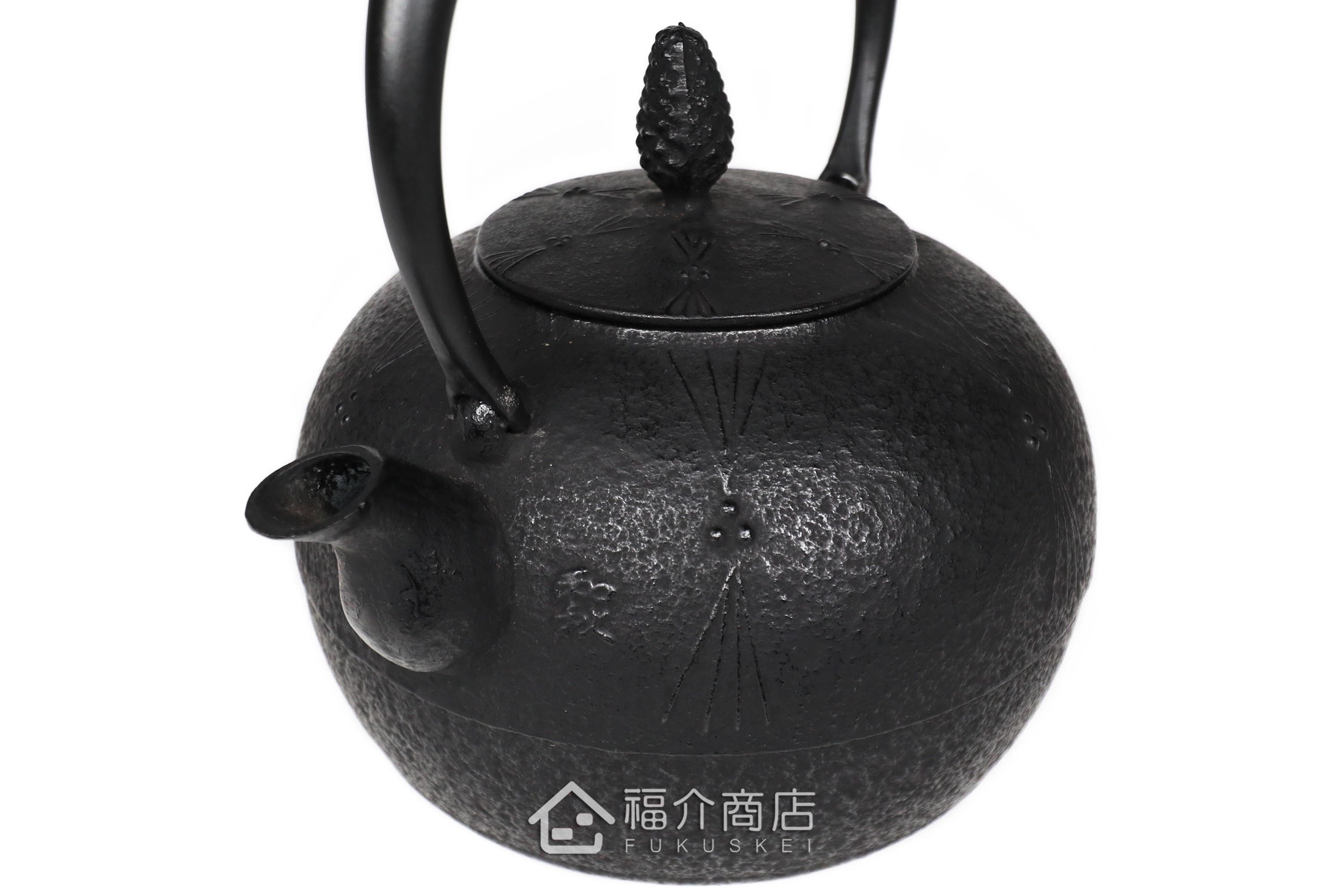 金野和司所製作的日本鑄鐵壺,壺身設計成松紋,煮水泡茶用的鐵壺