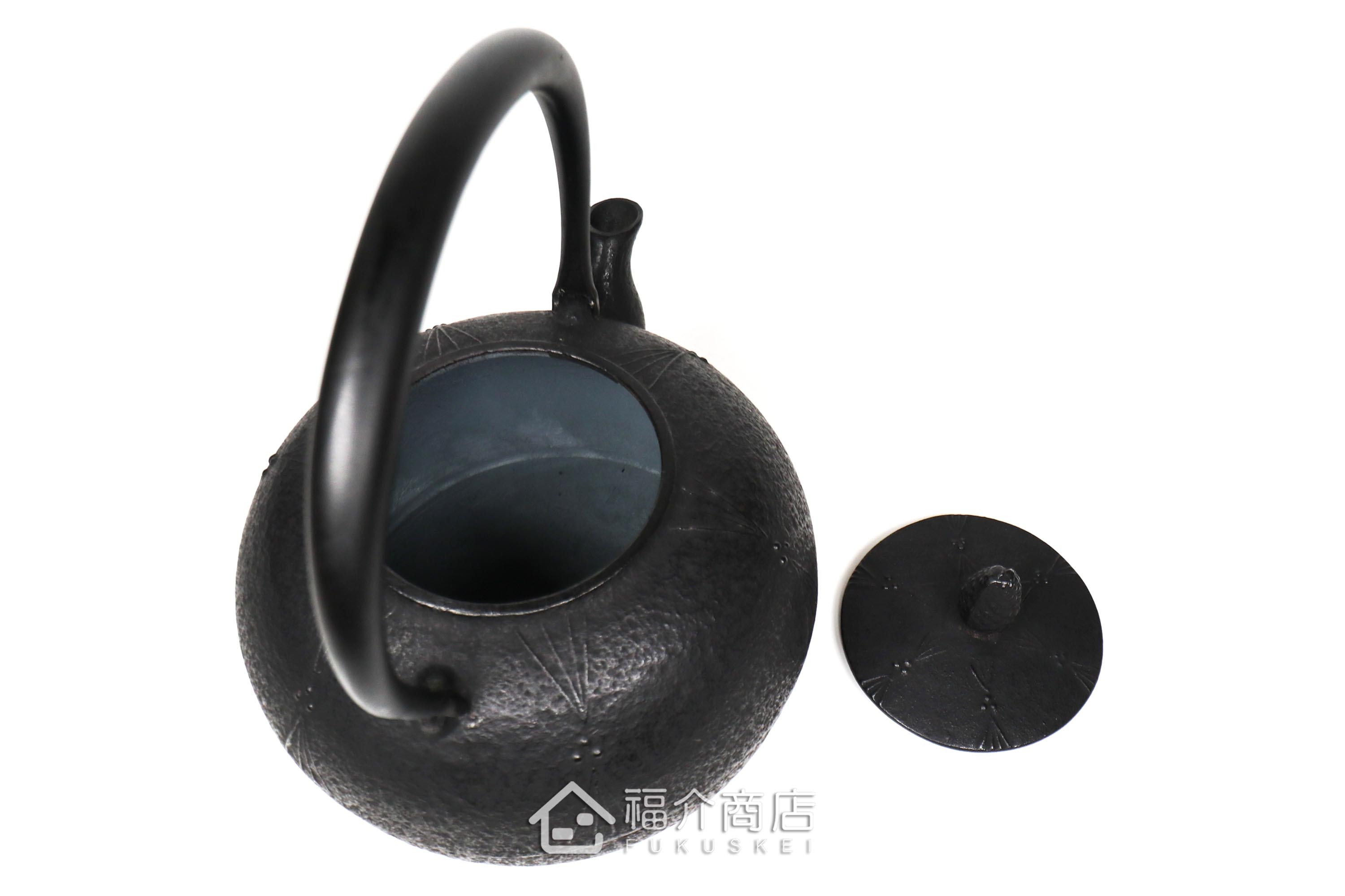金野和司所製作的日本鑄鐵壺,壺身設計成松紋,煮水泡茶用的鐵壺